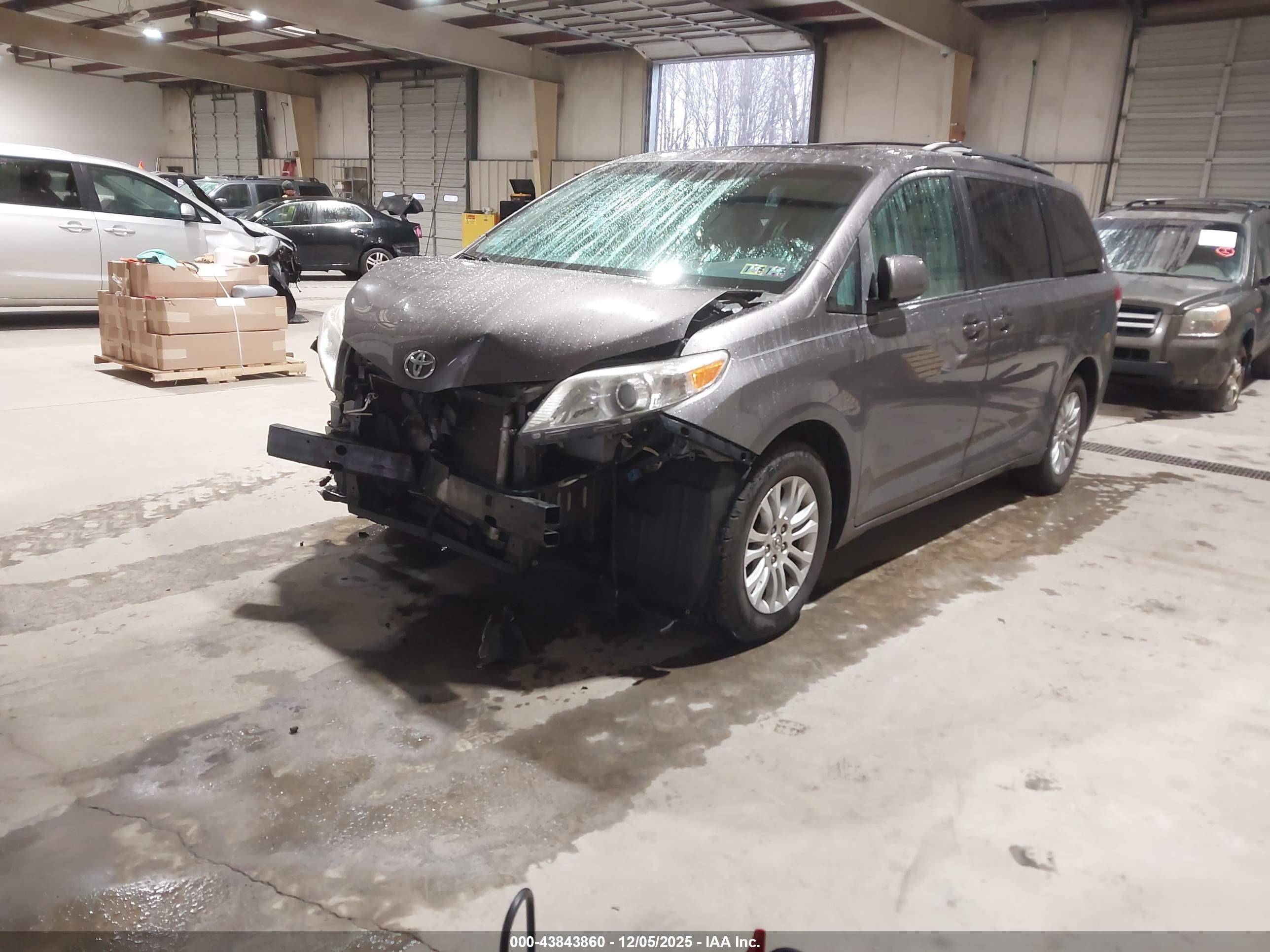 TOYOTA SIENNA image 2