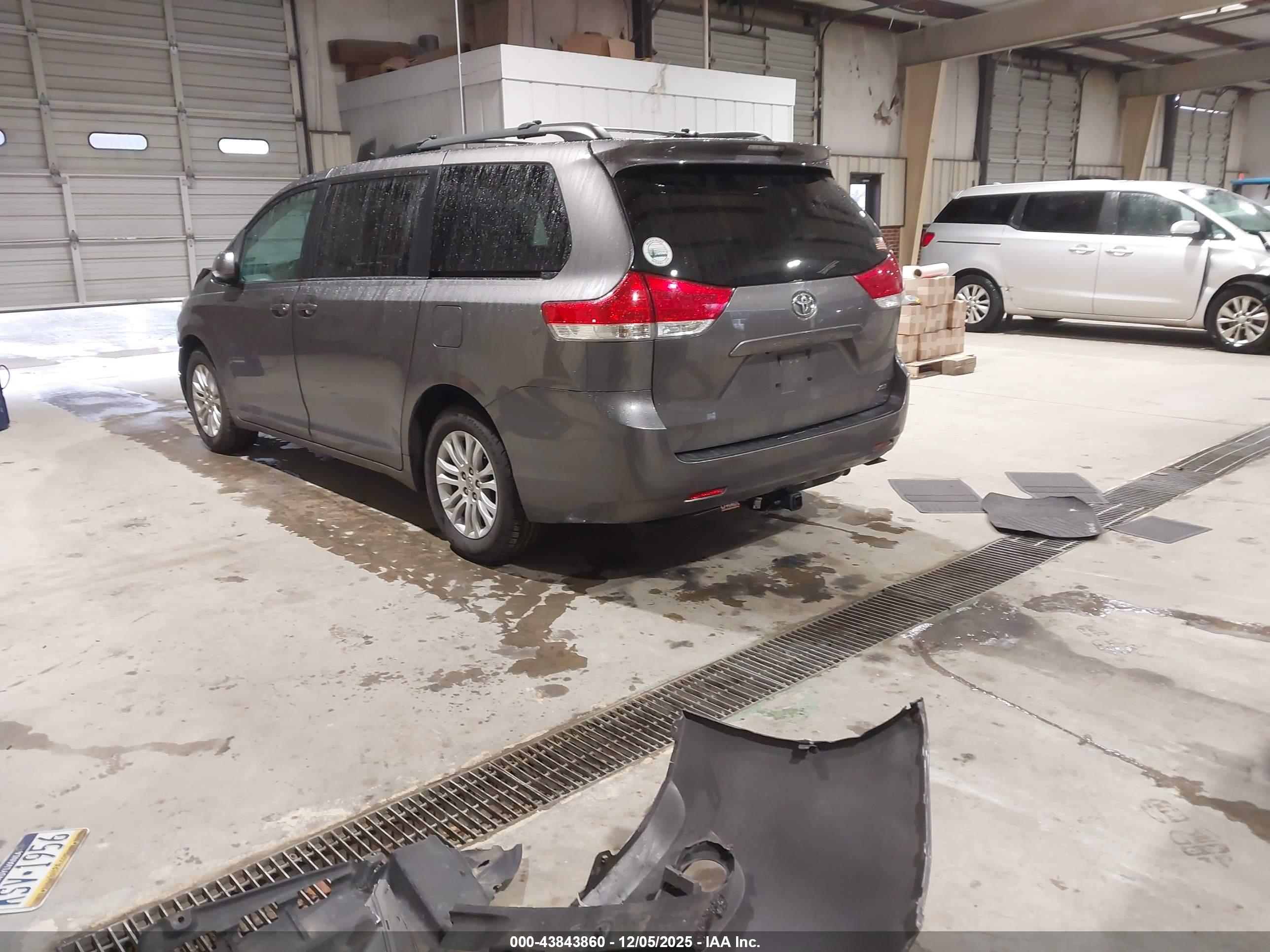 TOYOTA SIENNA image 3