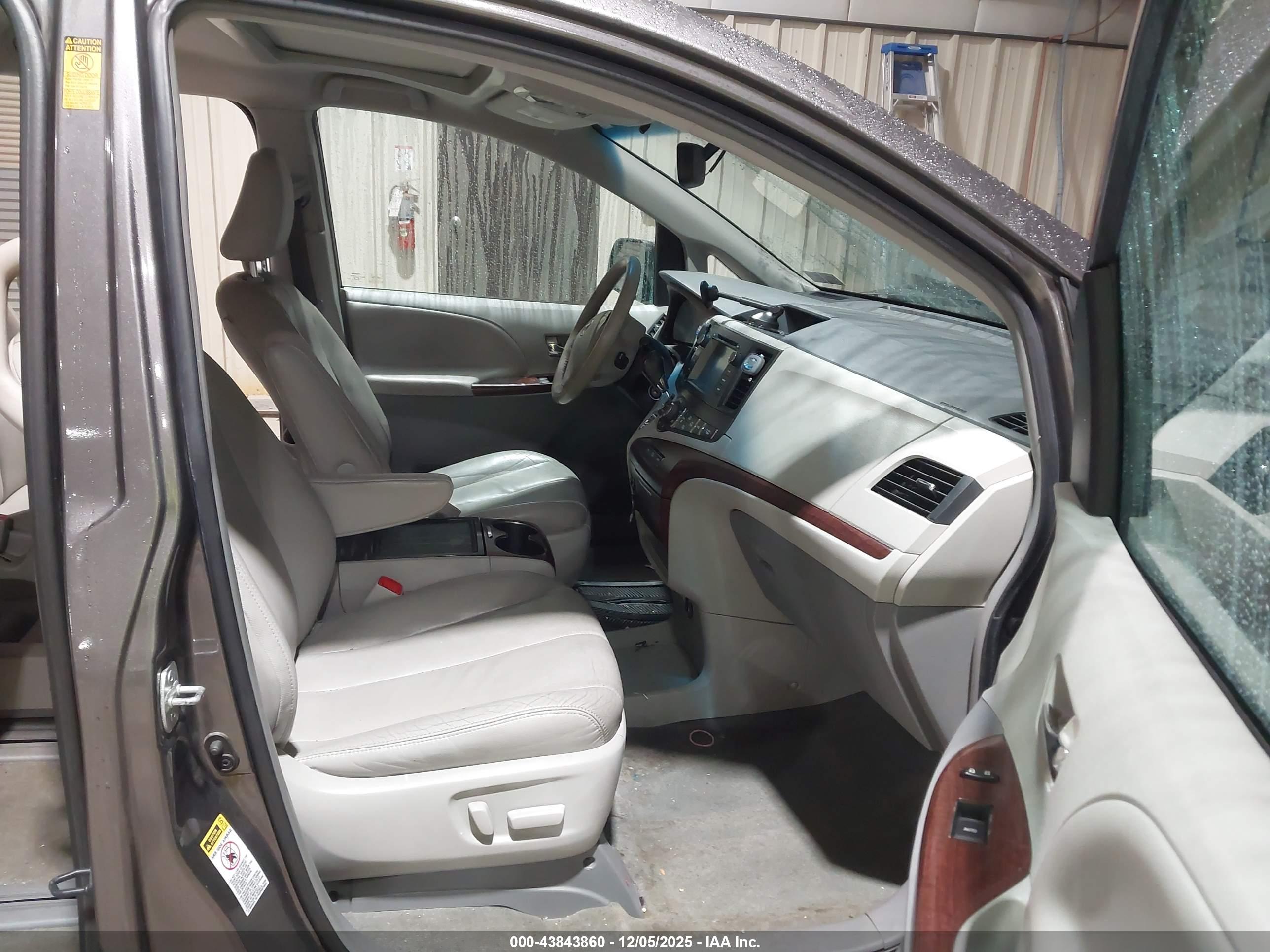 TOYOTA SIENNA image 5