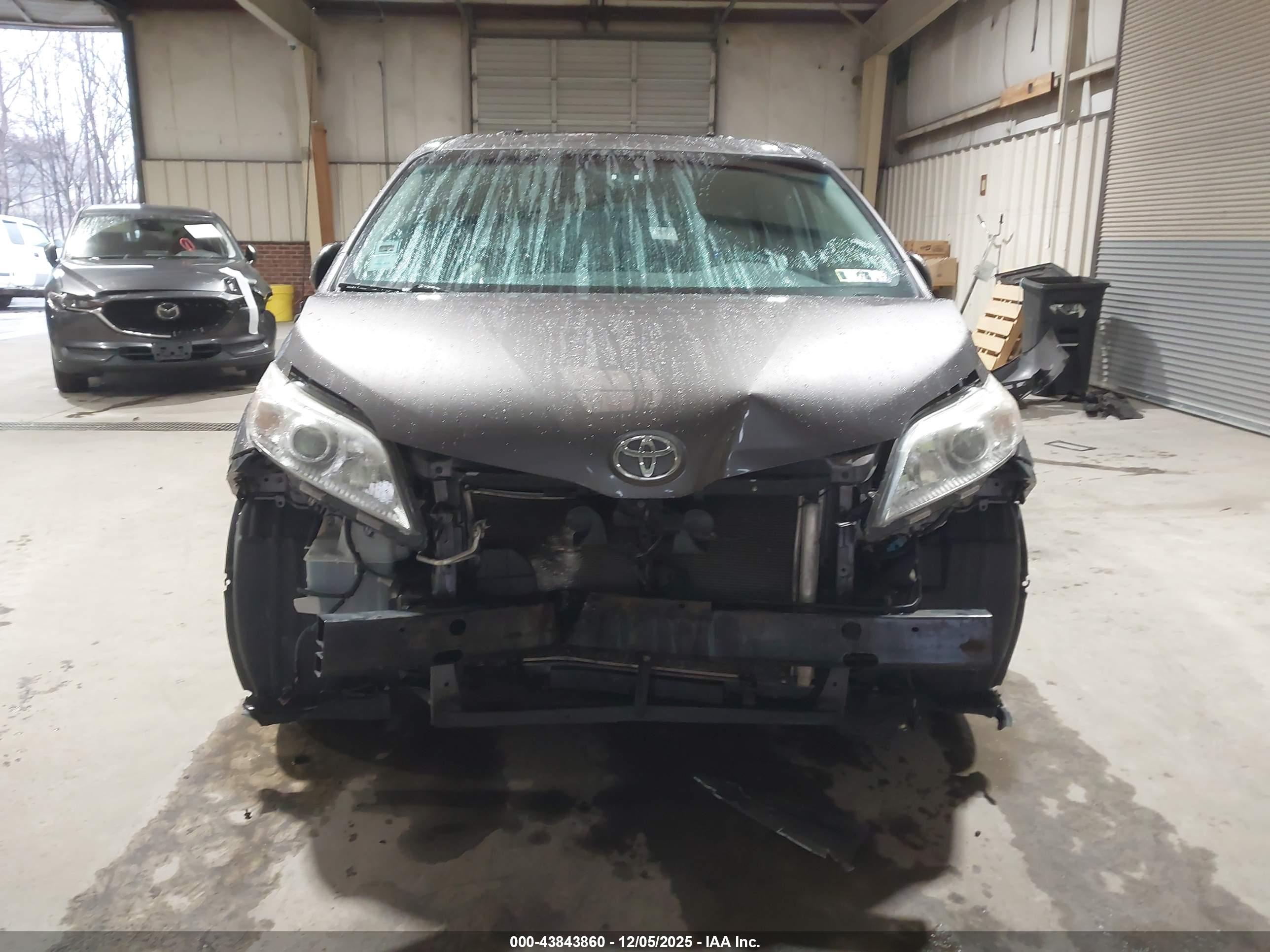 TOYOTA SIENNA image 6