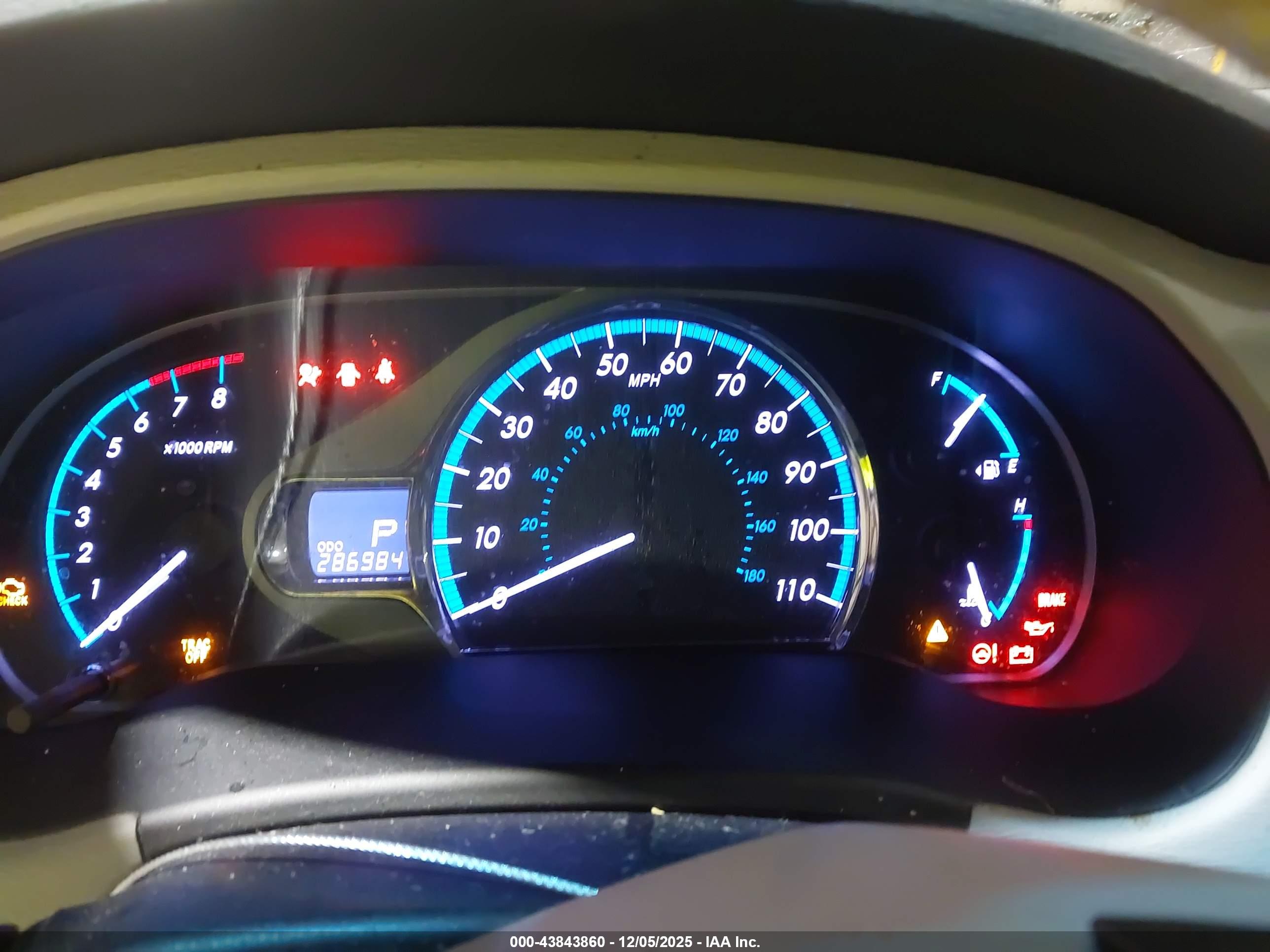 TOYOTA SIENNA image 7