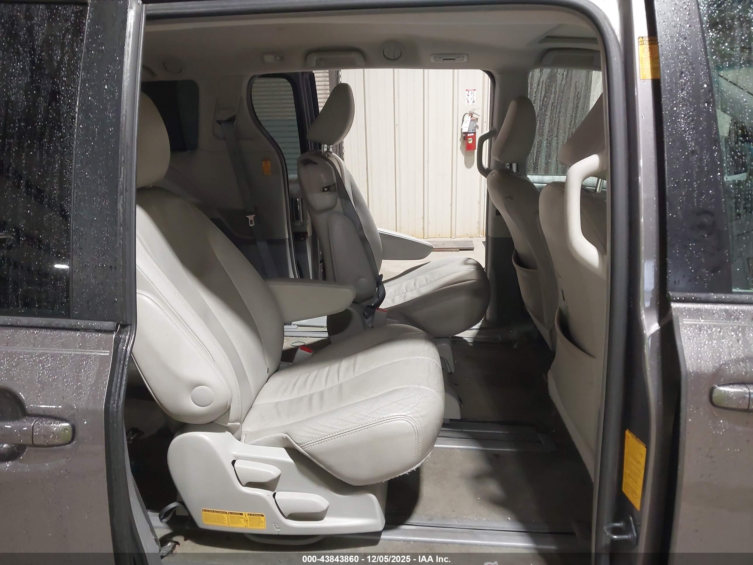 TOYOTA SIENNA image 8
