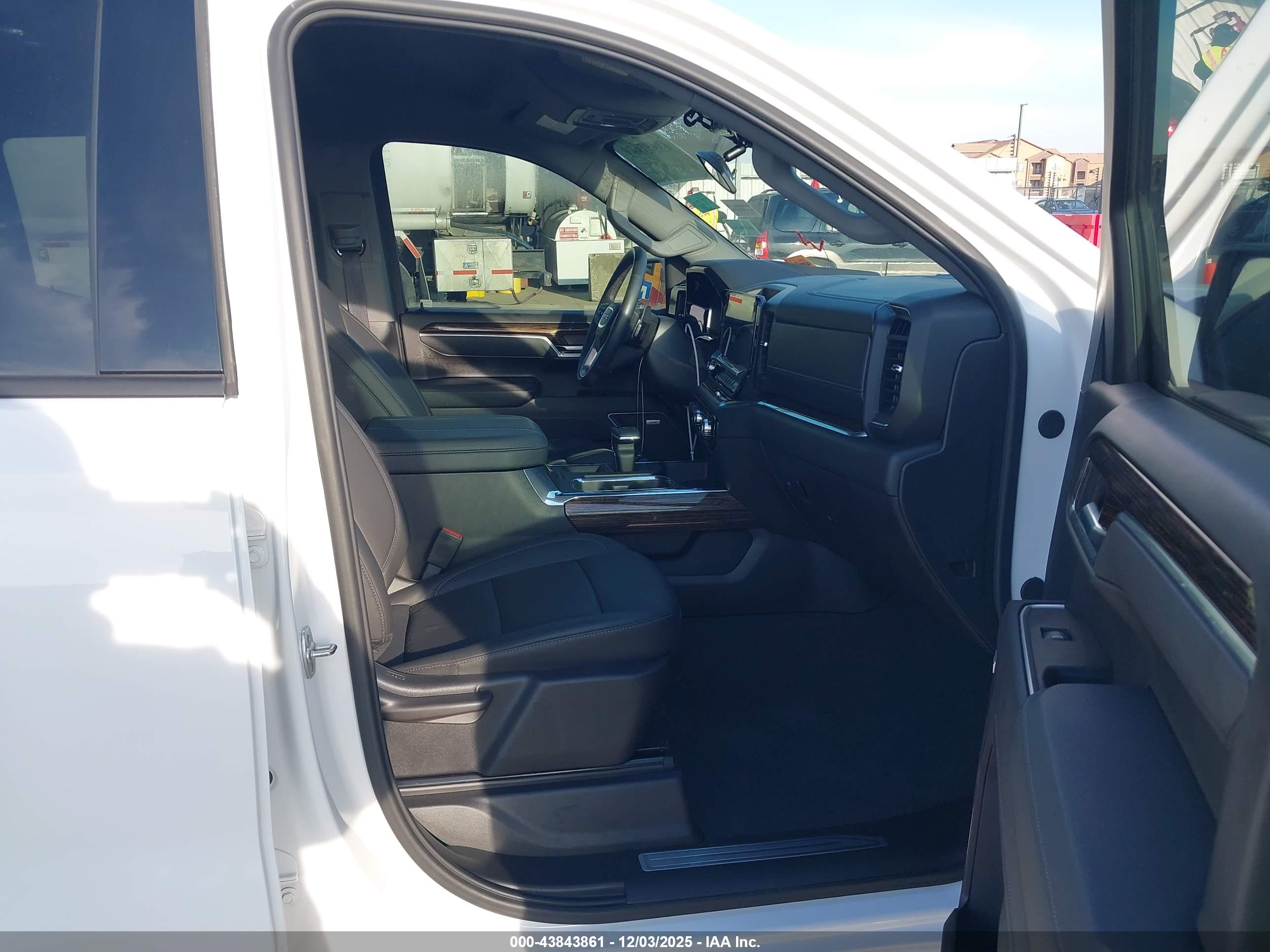 GMC SIERRA image 5
