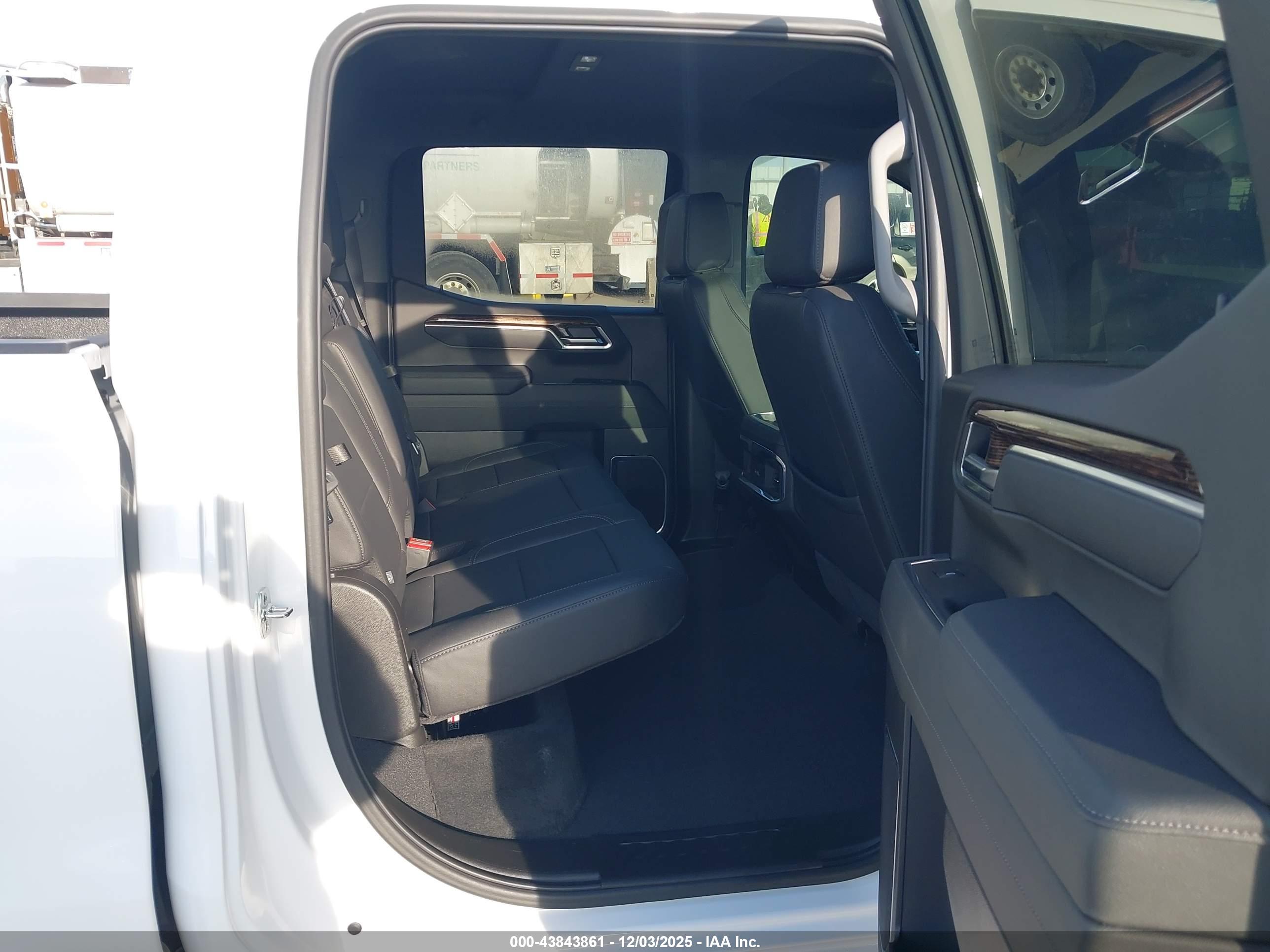 GMC SIERRA image 8