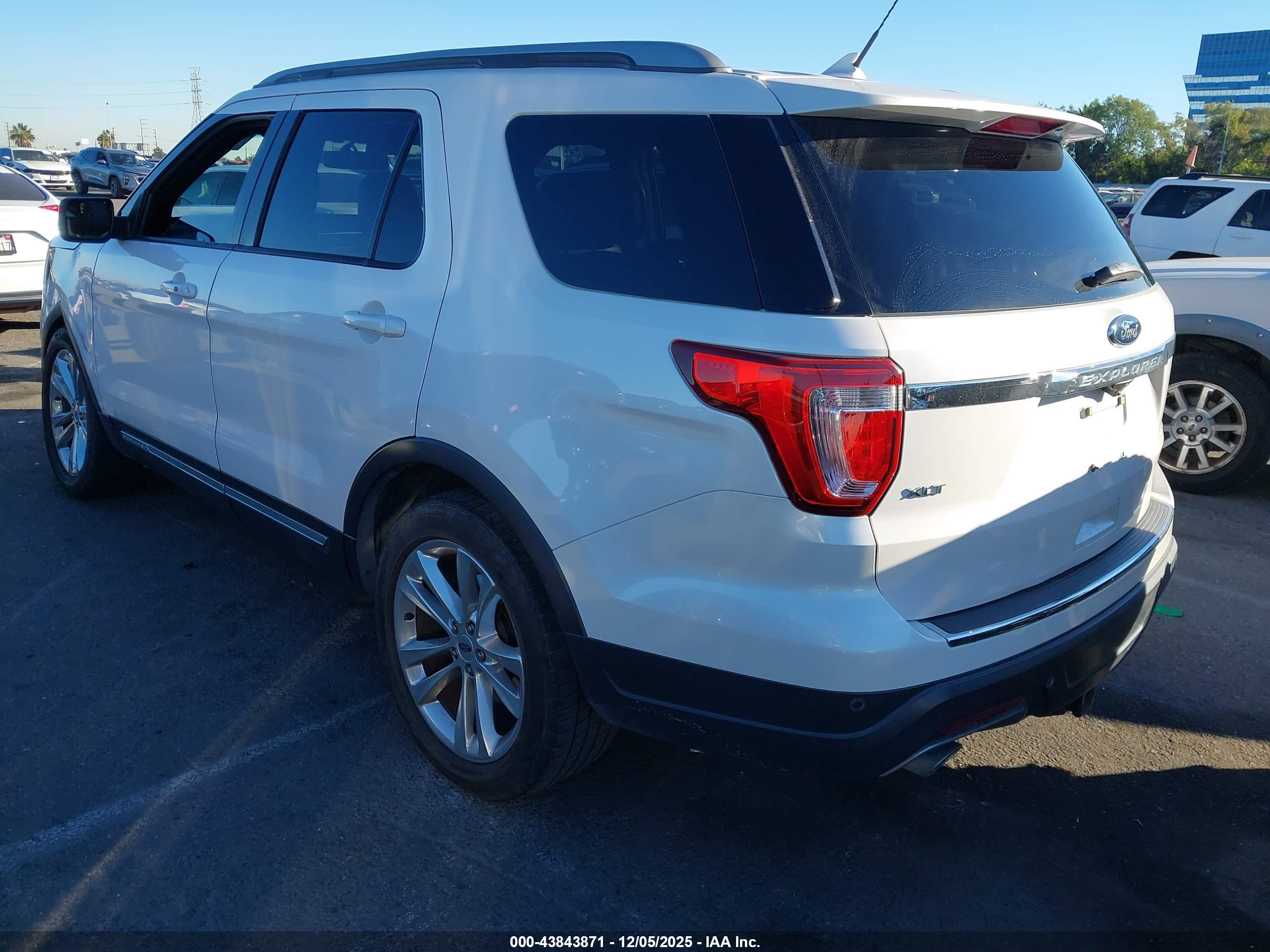FORD EXPLORER image 3