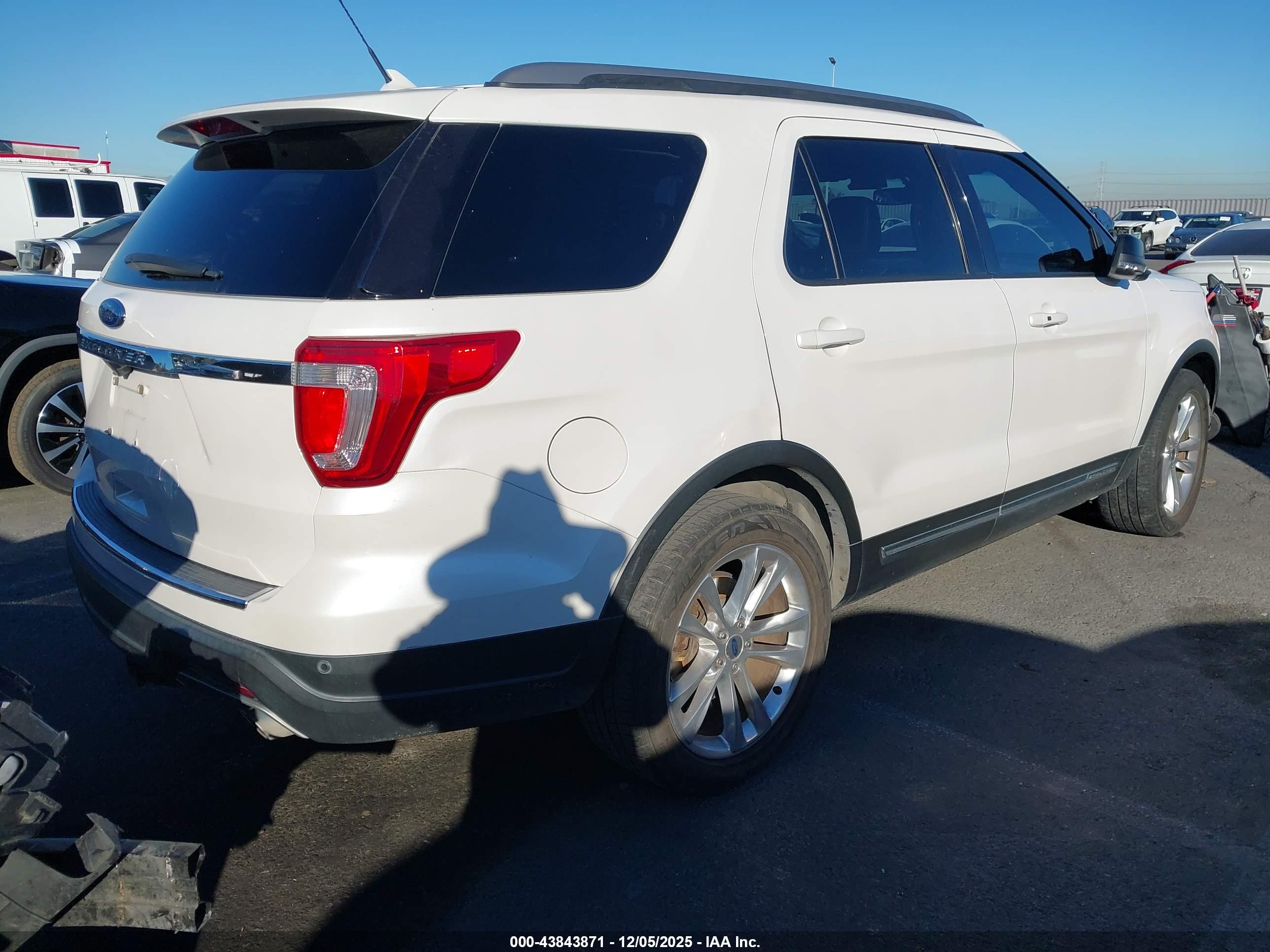 FORD EXPLORER image 4