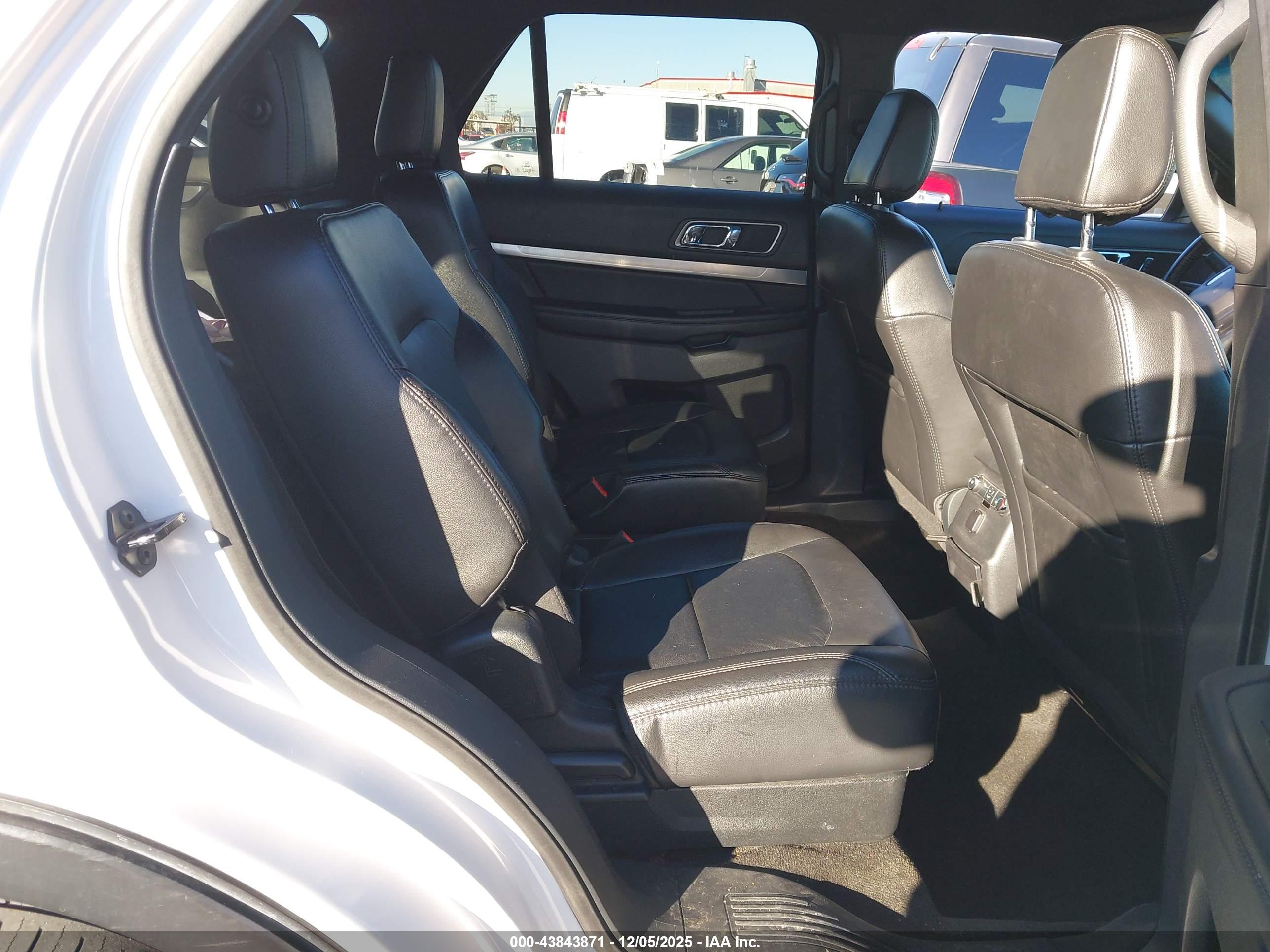 FORD EXPLORER image 8
