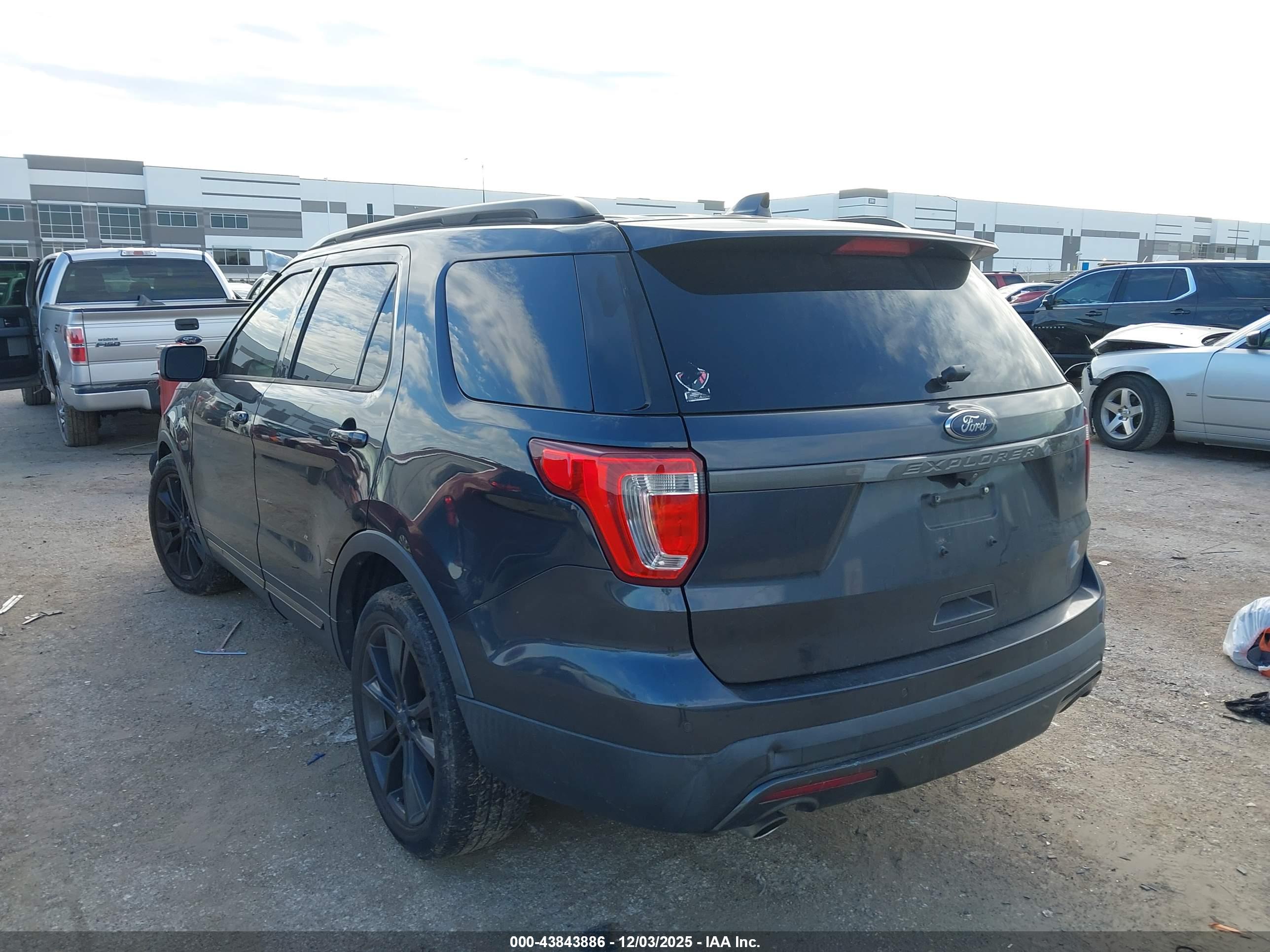 FORD EXPLORER image 3