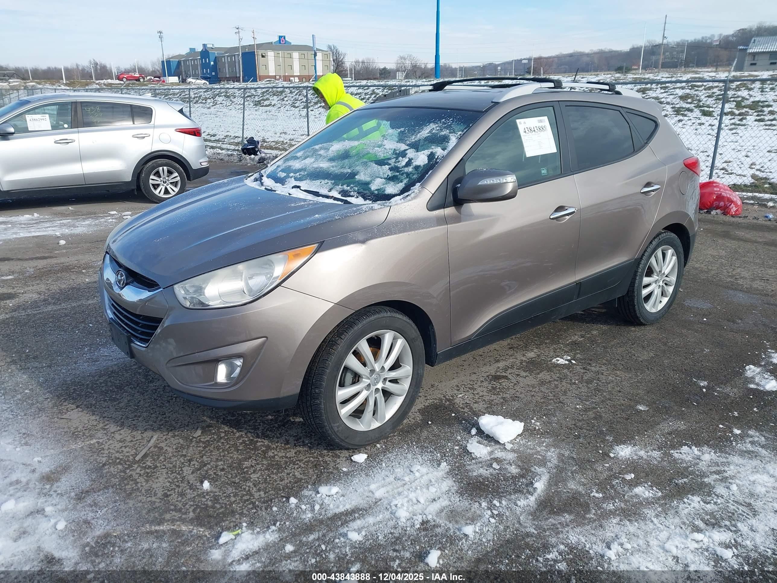 HYUNDAI TUCSON image 2