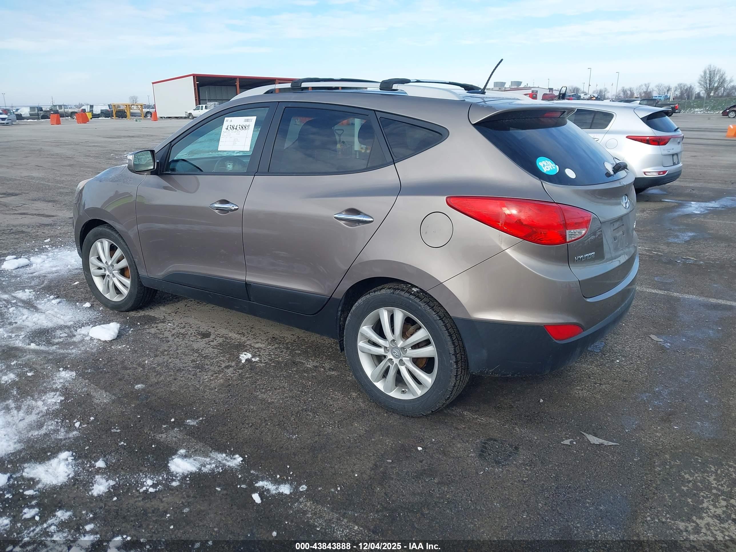 HYUNDAI TUCSON image 3