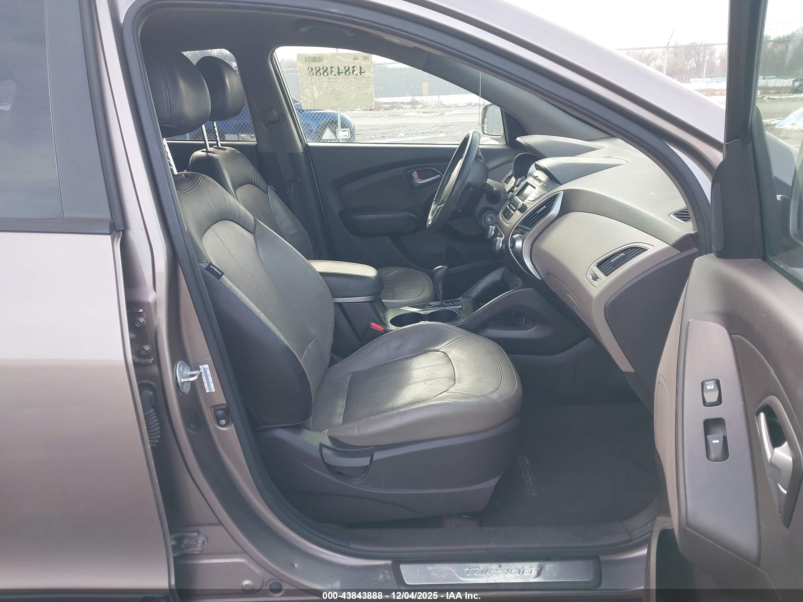 HYUNDAI TUCSON image 5