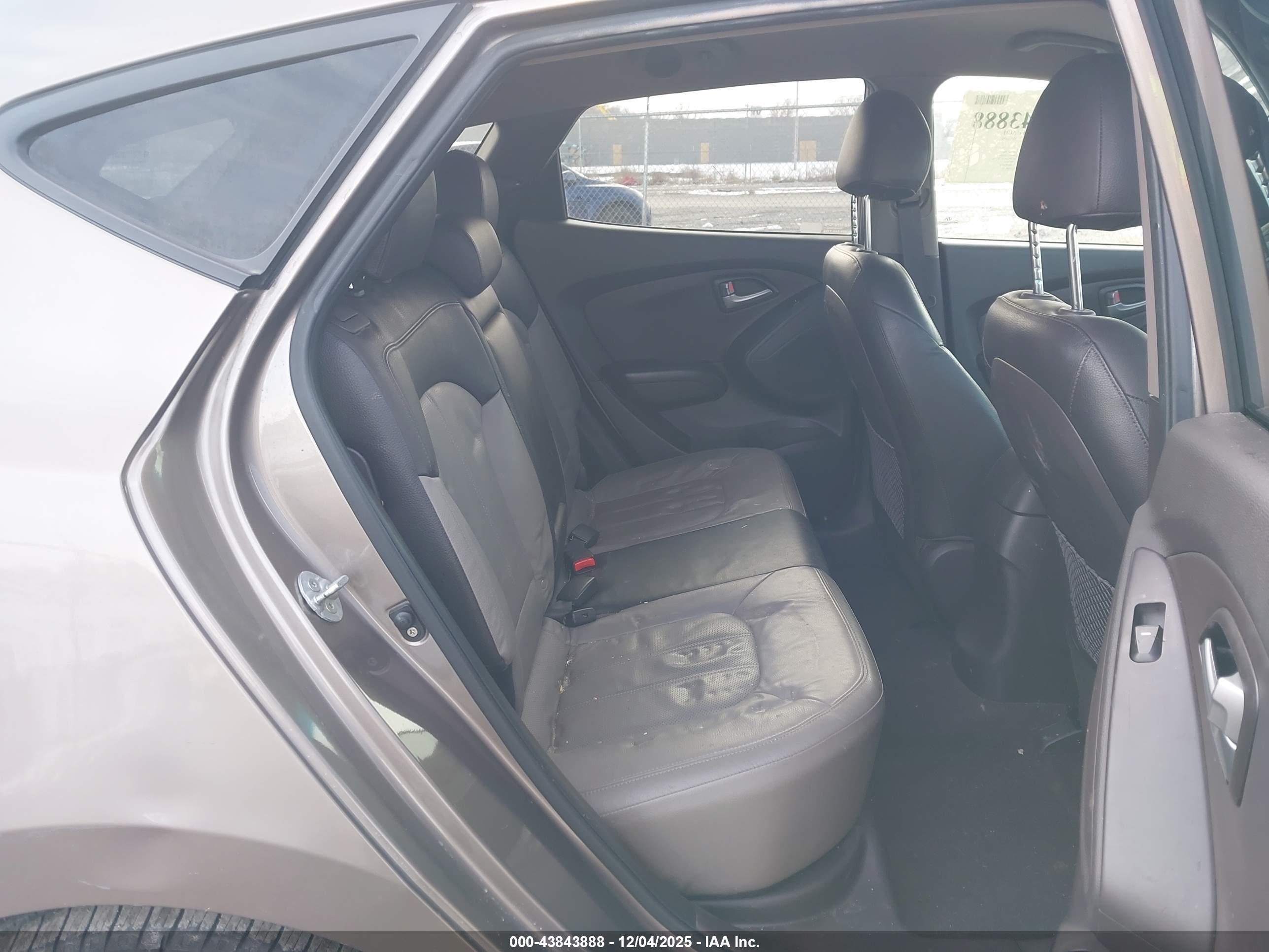 HYUNDAI TUCSON image 8