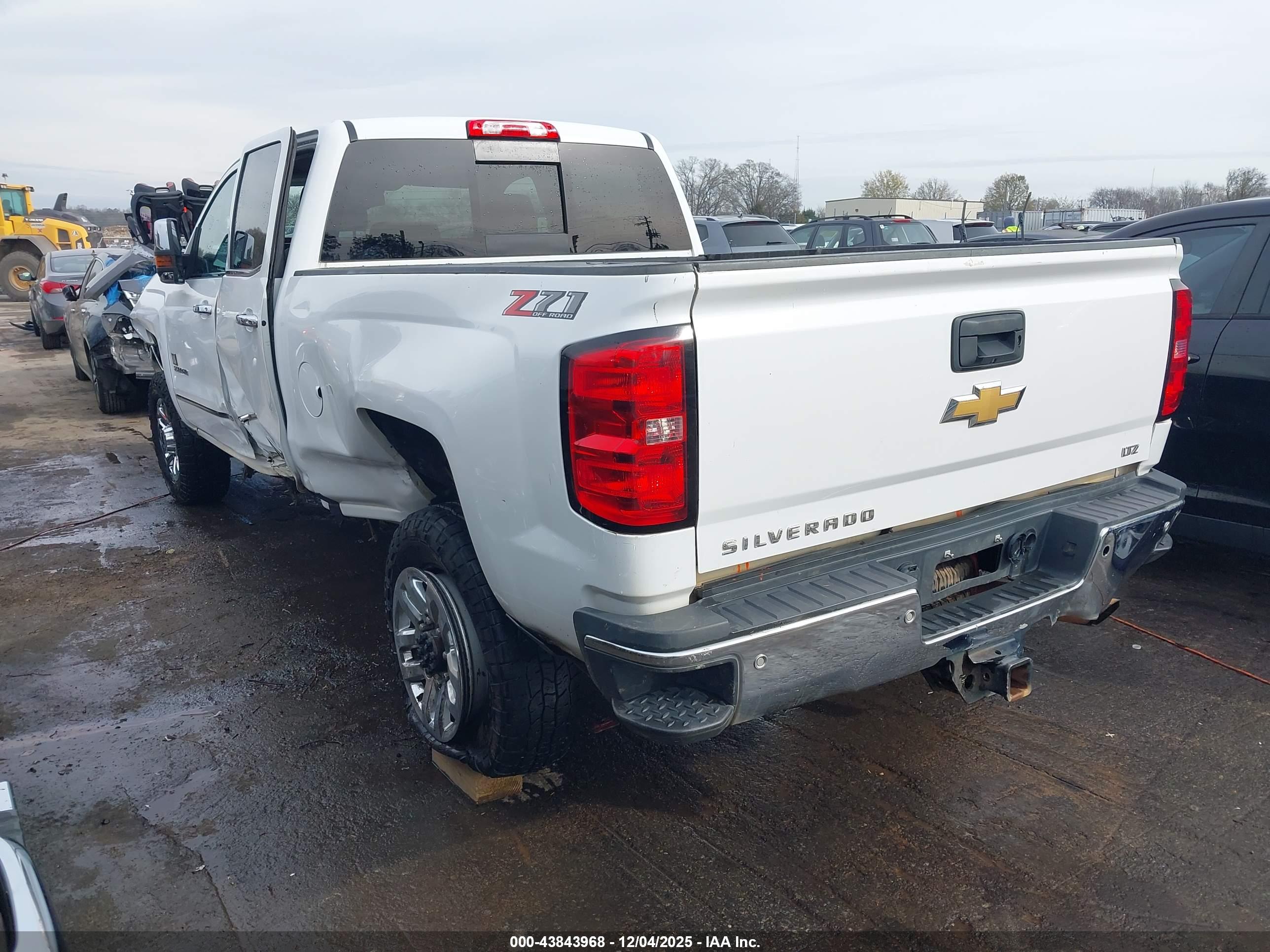 CHEVROLET SILVERADO image 3