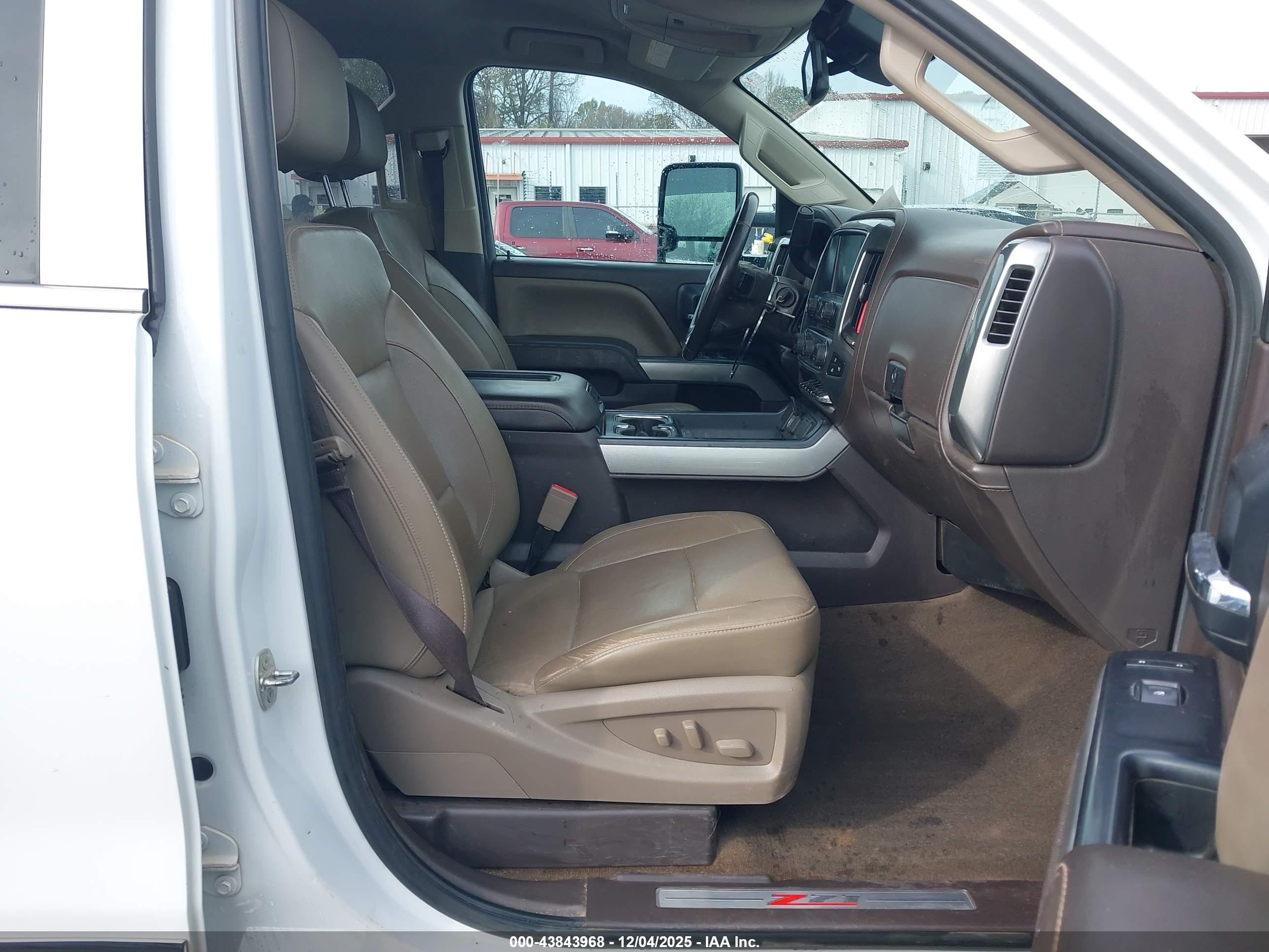 CHEVROLET SILVERADO image 5