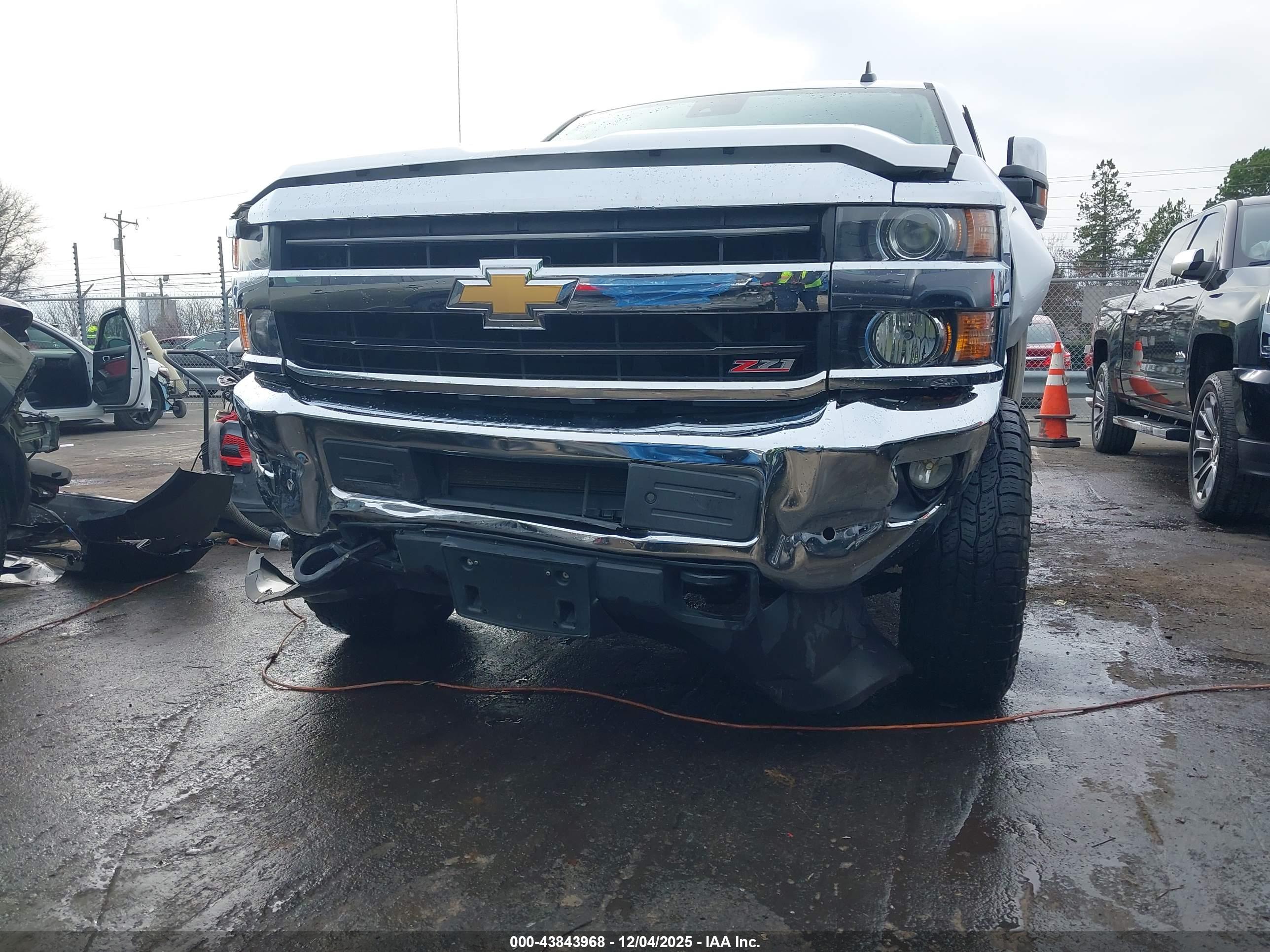 CHEVROLET SILVERADO image 6