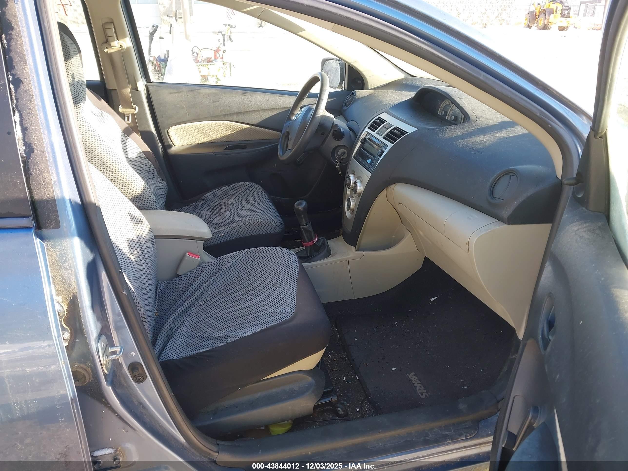 TOYOTA YARIS image 5