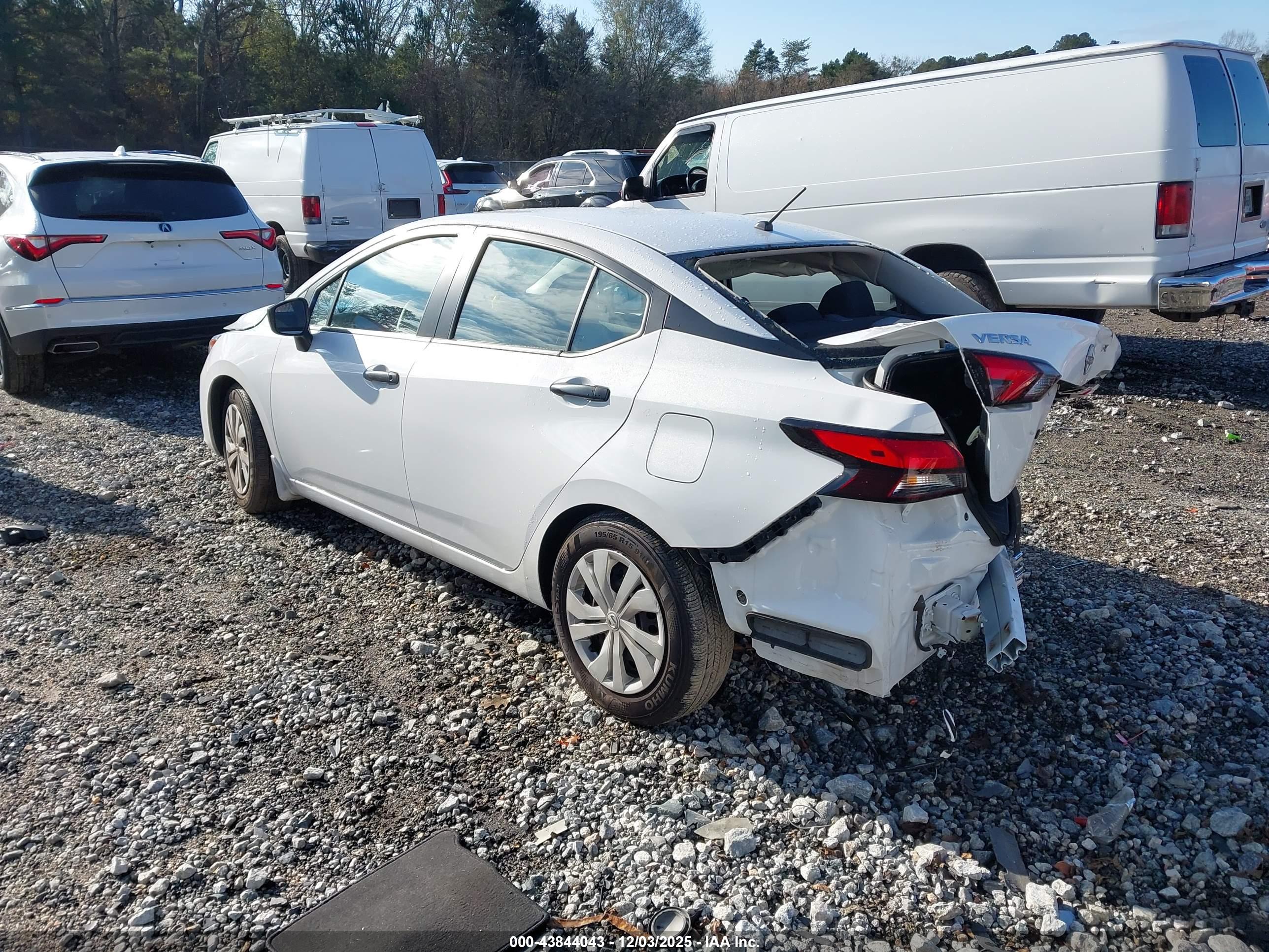 NISSAN VERSA image 3