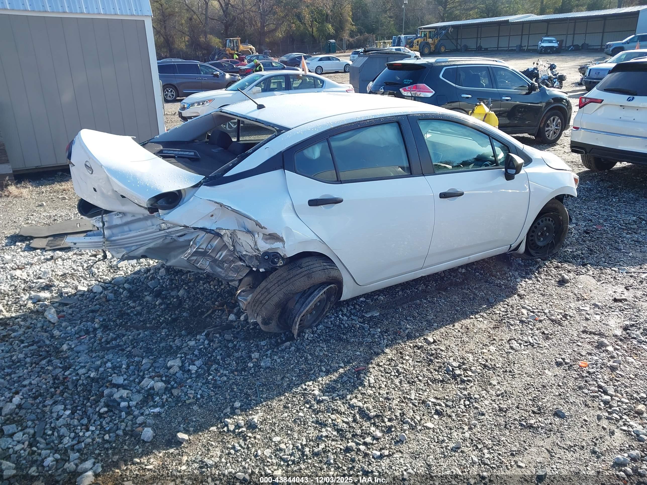NISSAN VERSA image 4