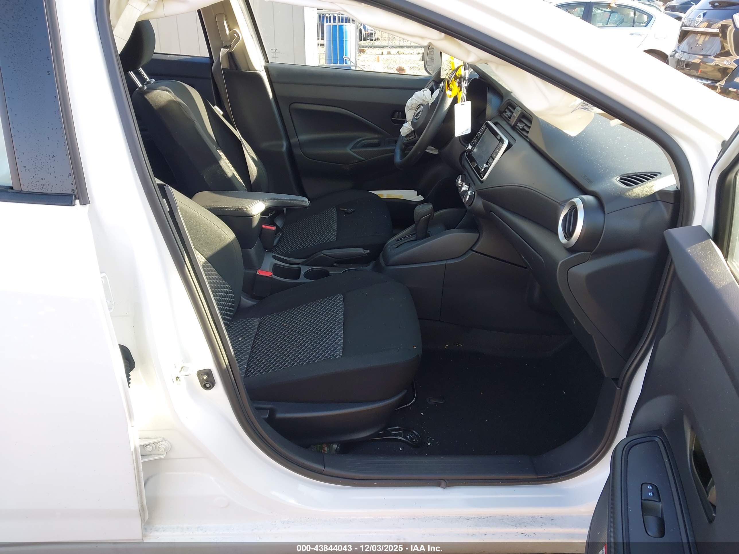 NISSAN VERSA image 5