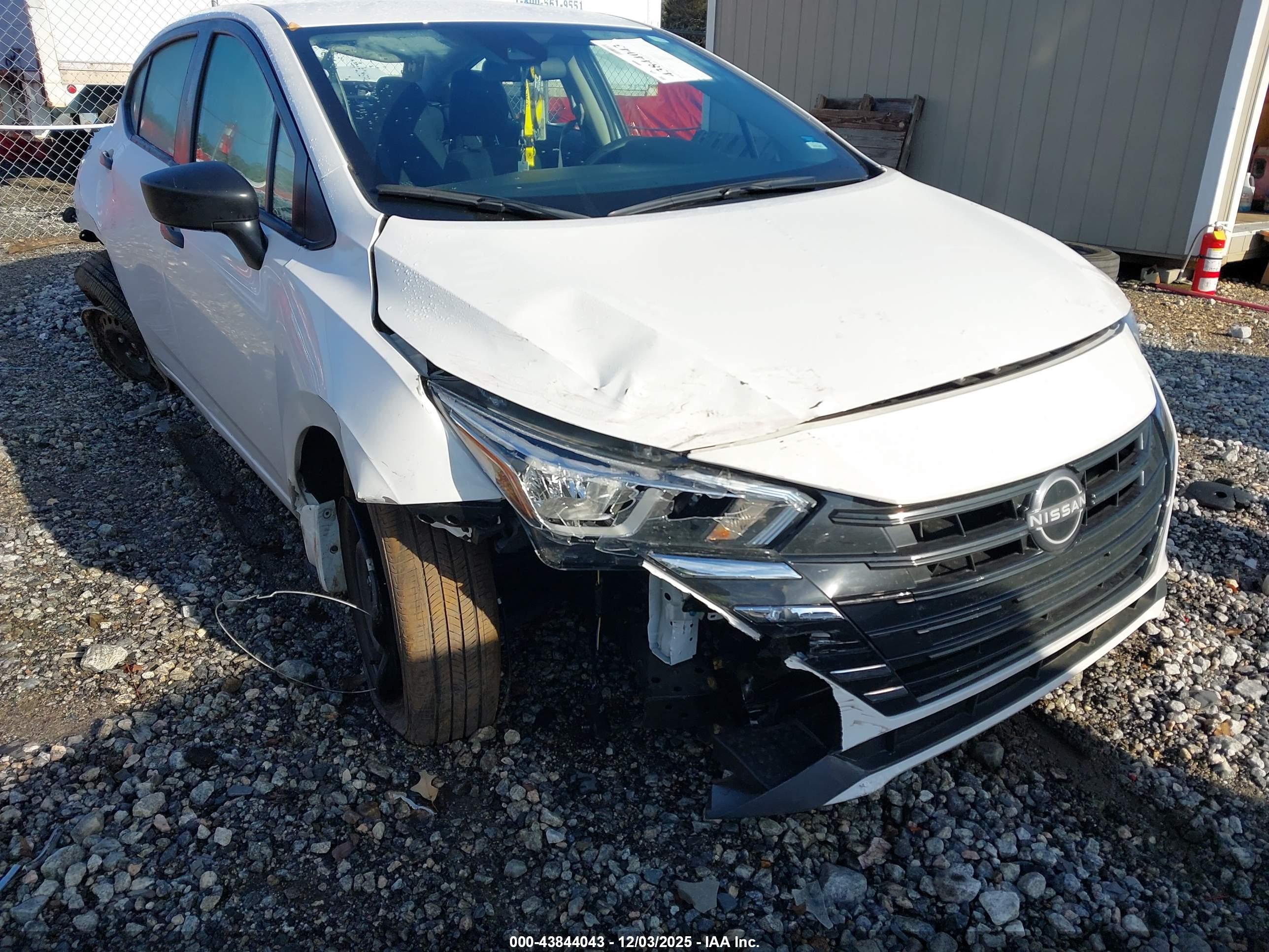 NISSAN VERSA image 6
