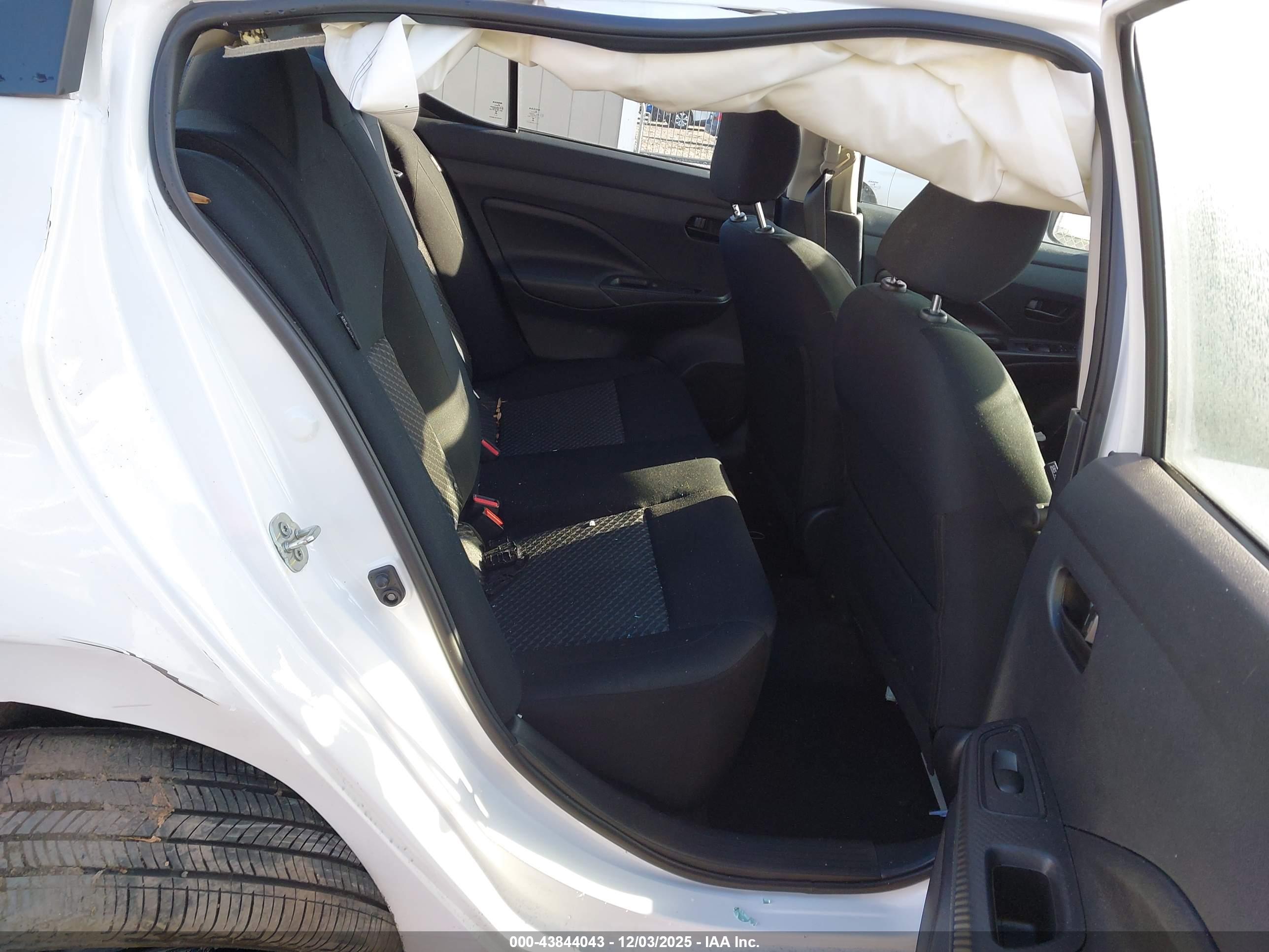 NISSAN VERSA image 8