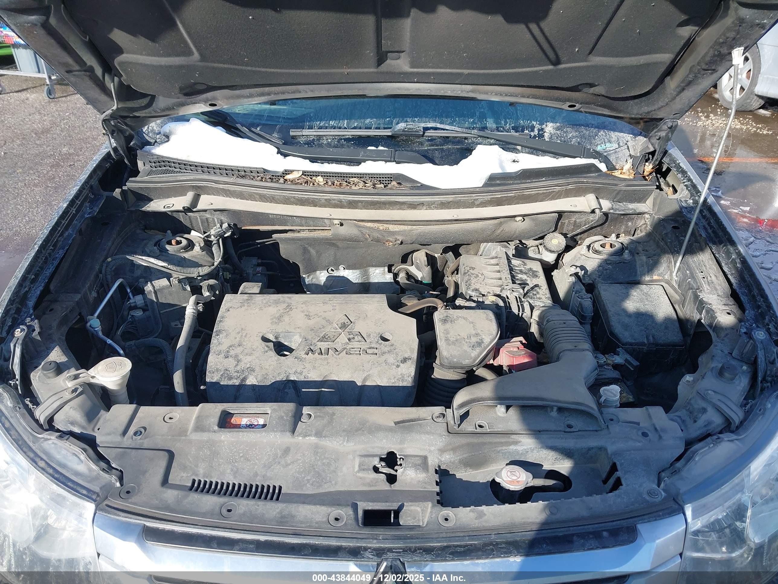 MITSUBISHI OUTLANDER image 10