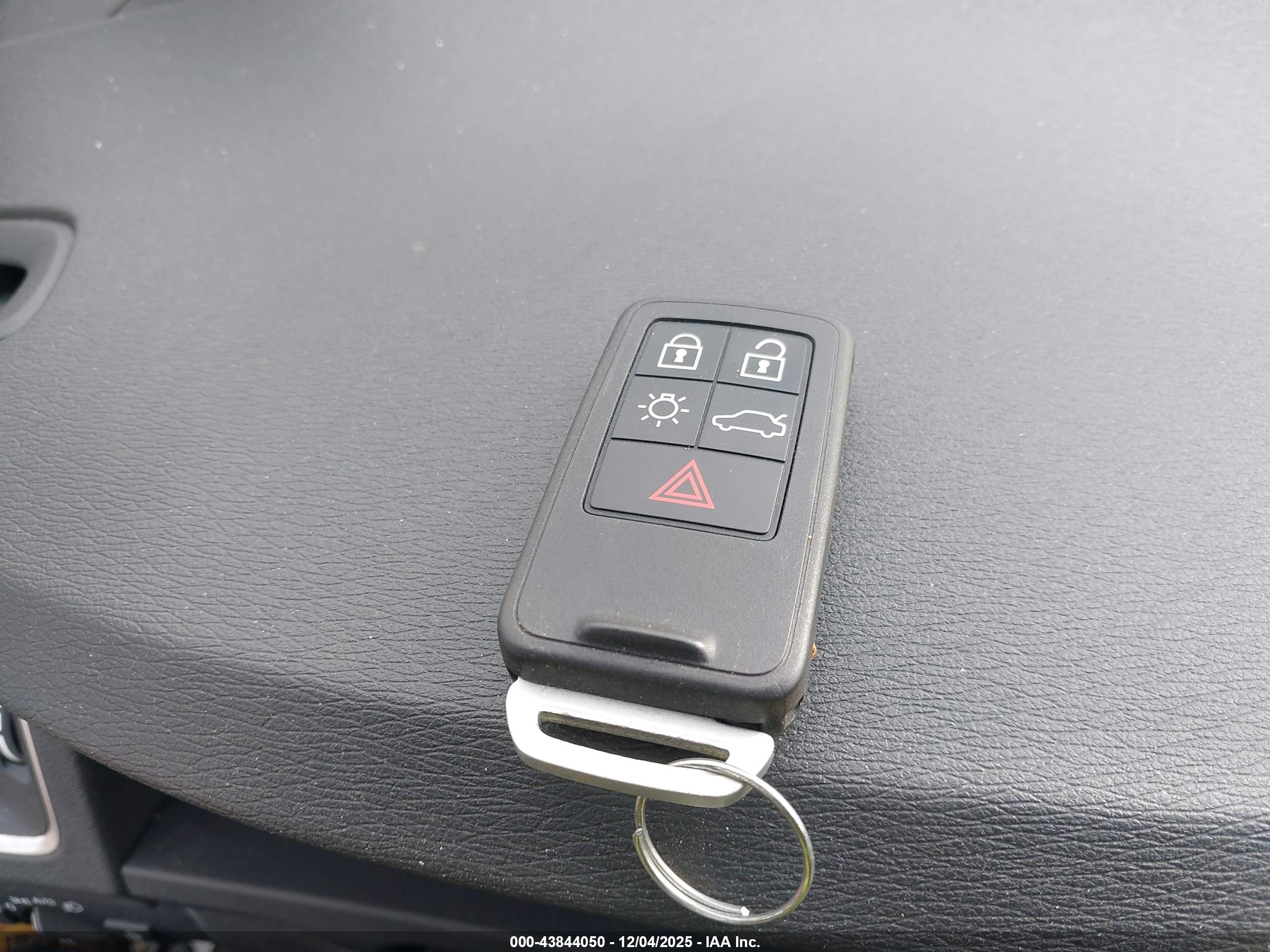 VOLVO V60 image 11