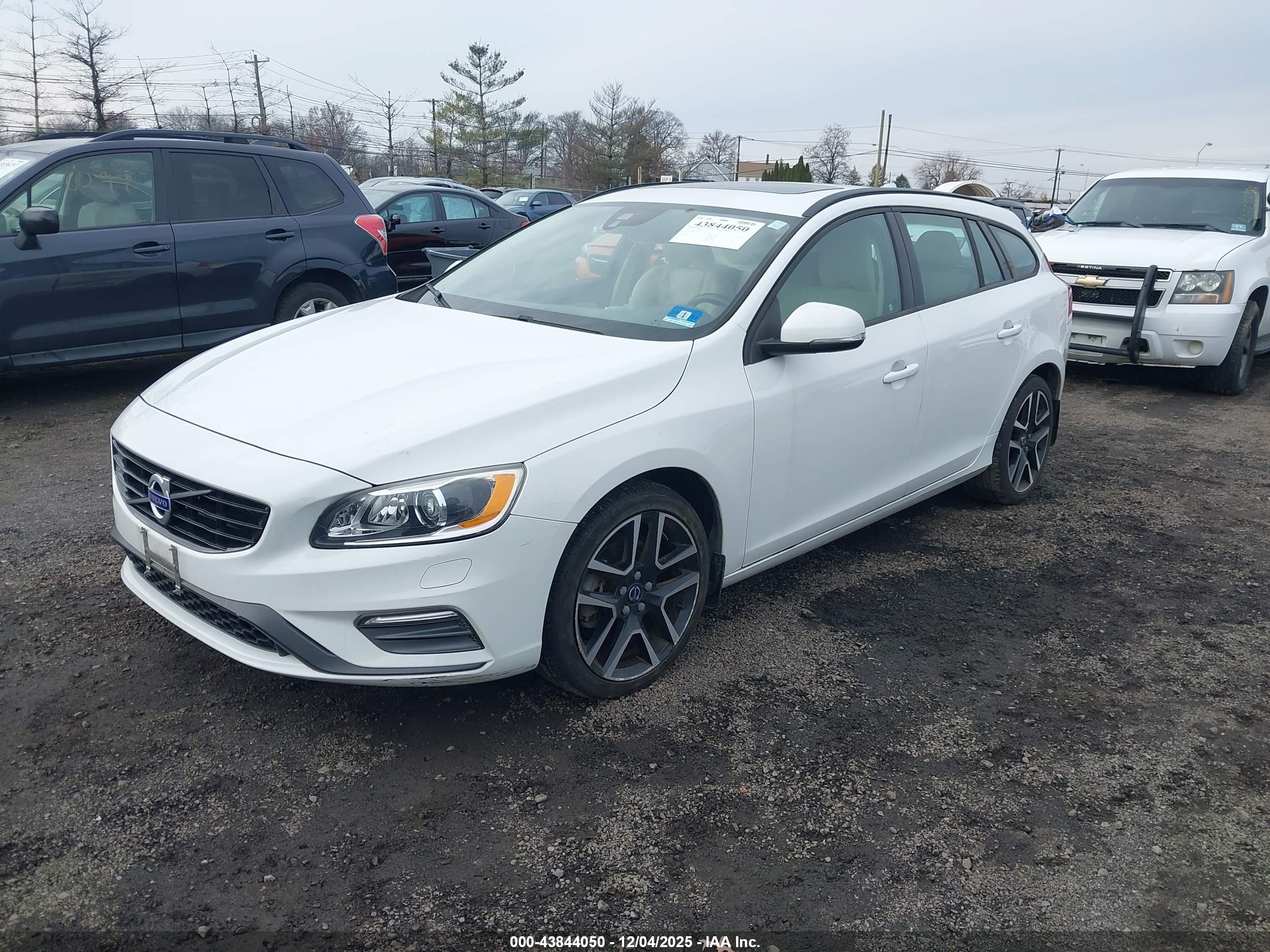 VOLVO V60 image 2