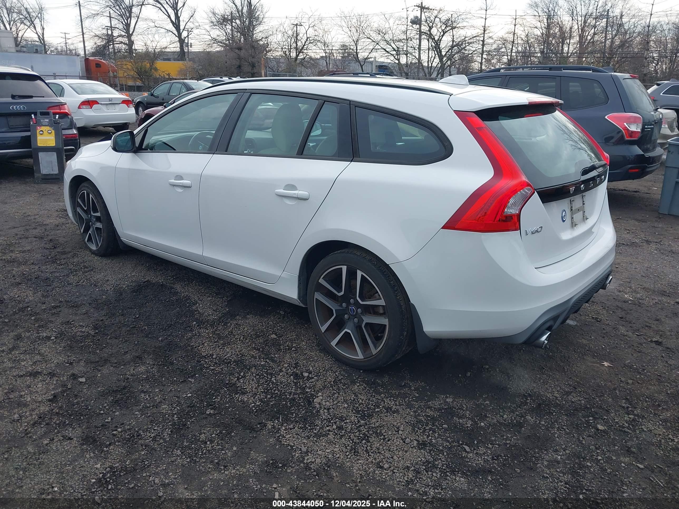 VOLVO V60 image 3