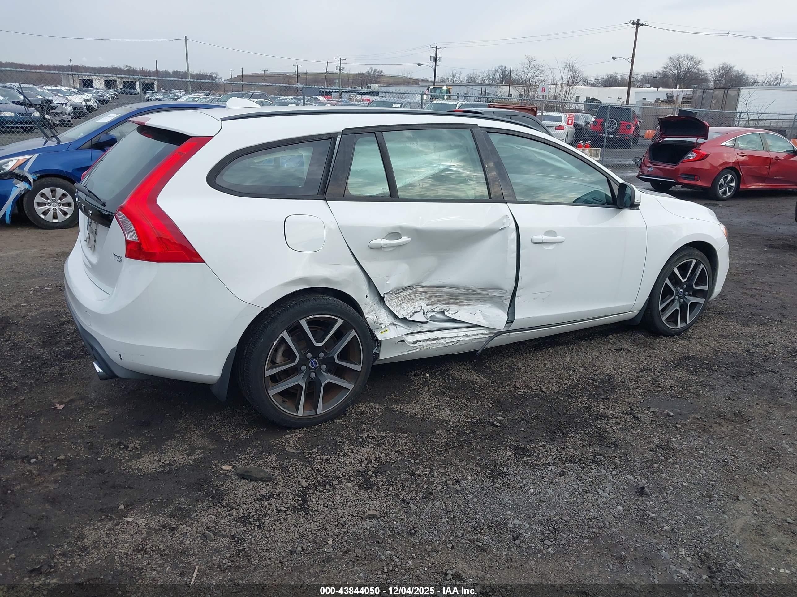 VOLVO V60 image 4