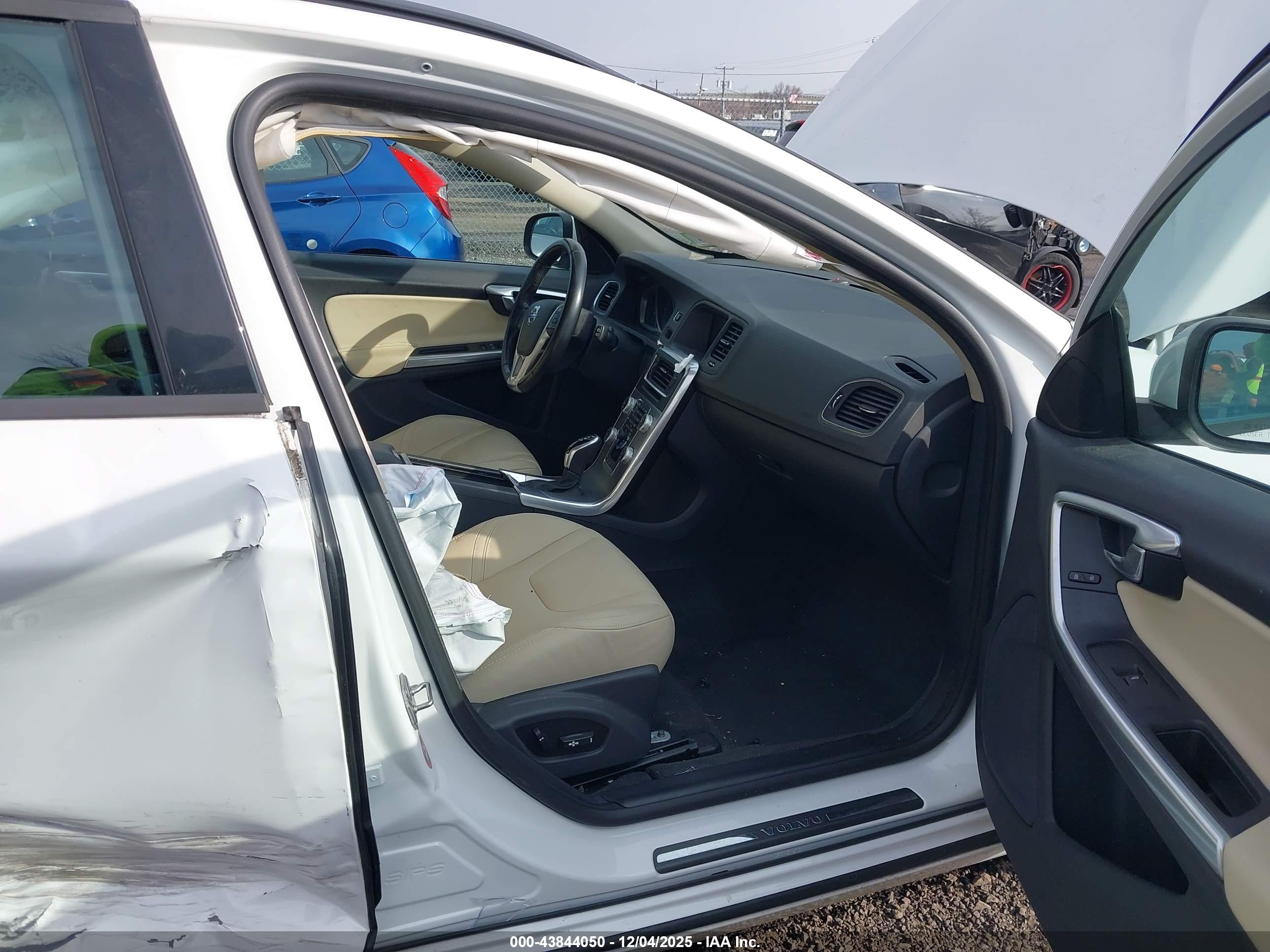 VOLVO V60 image 5