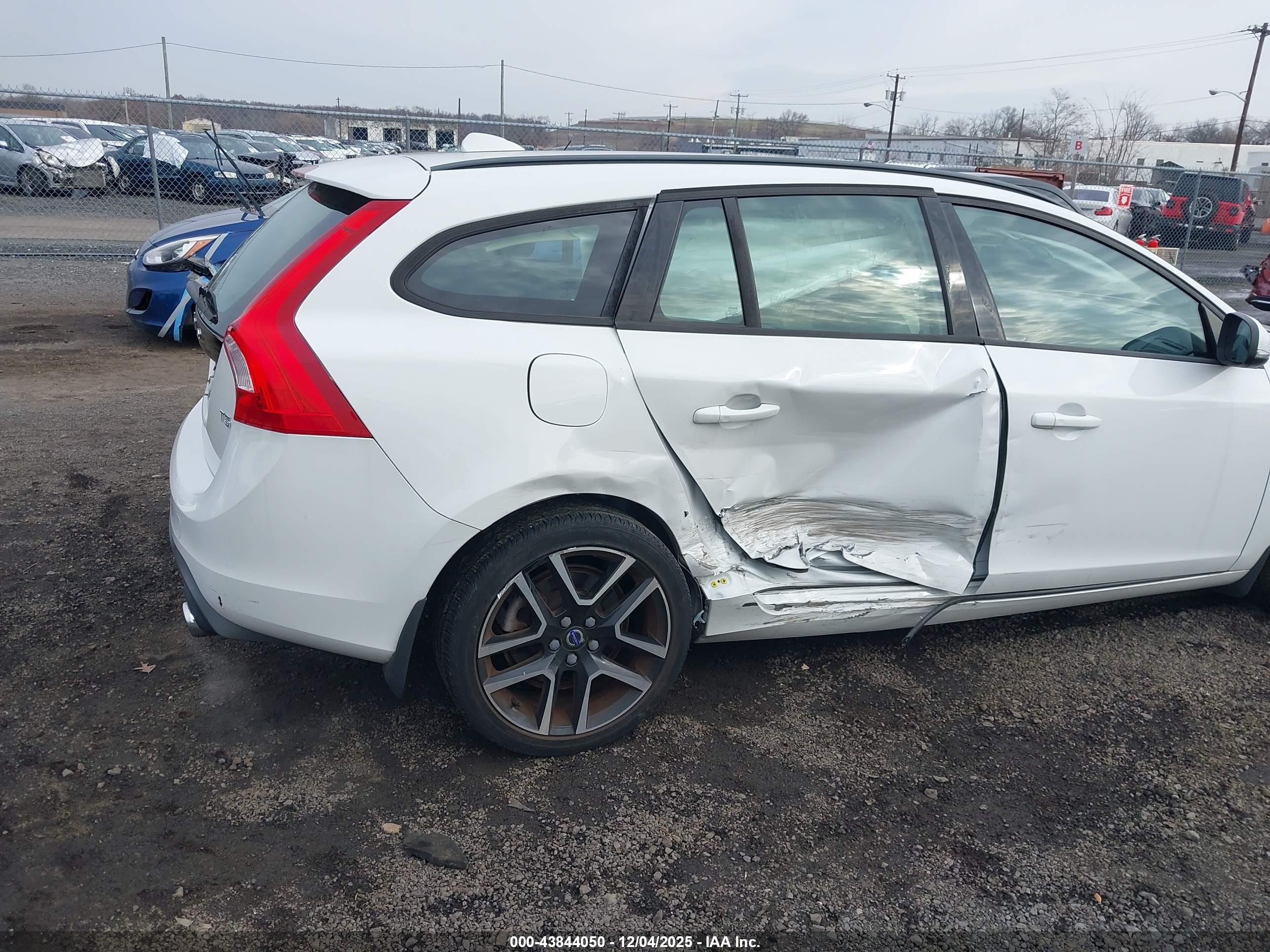 VOLVO V60 image 6