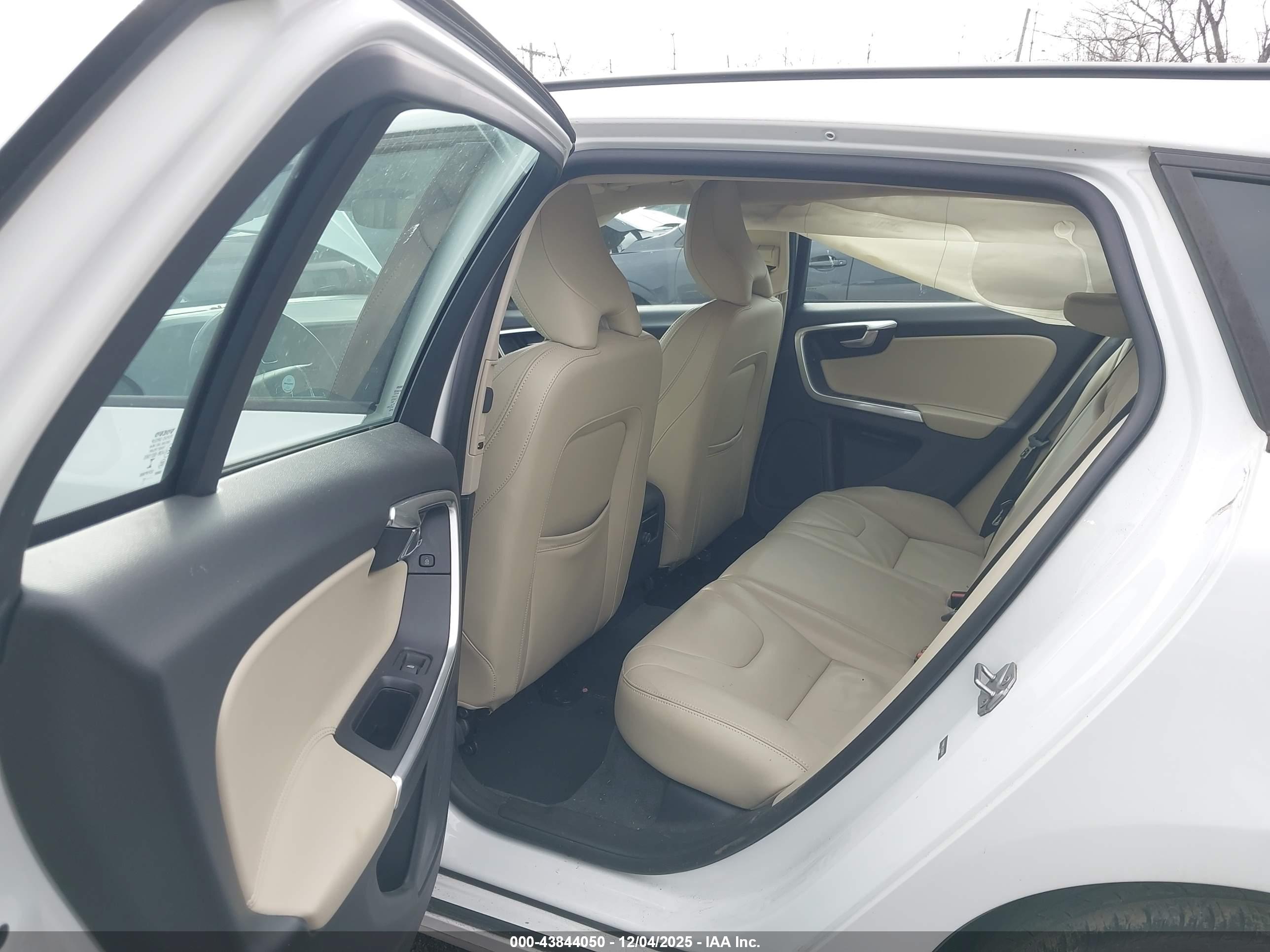 VOLVO V60 image 8