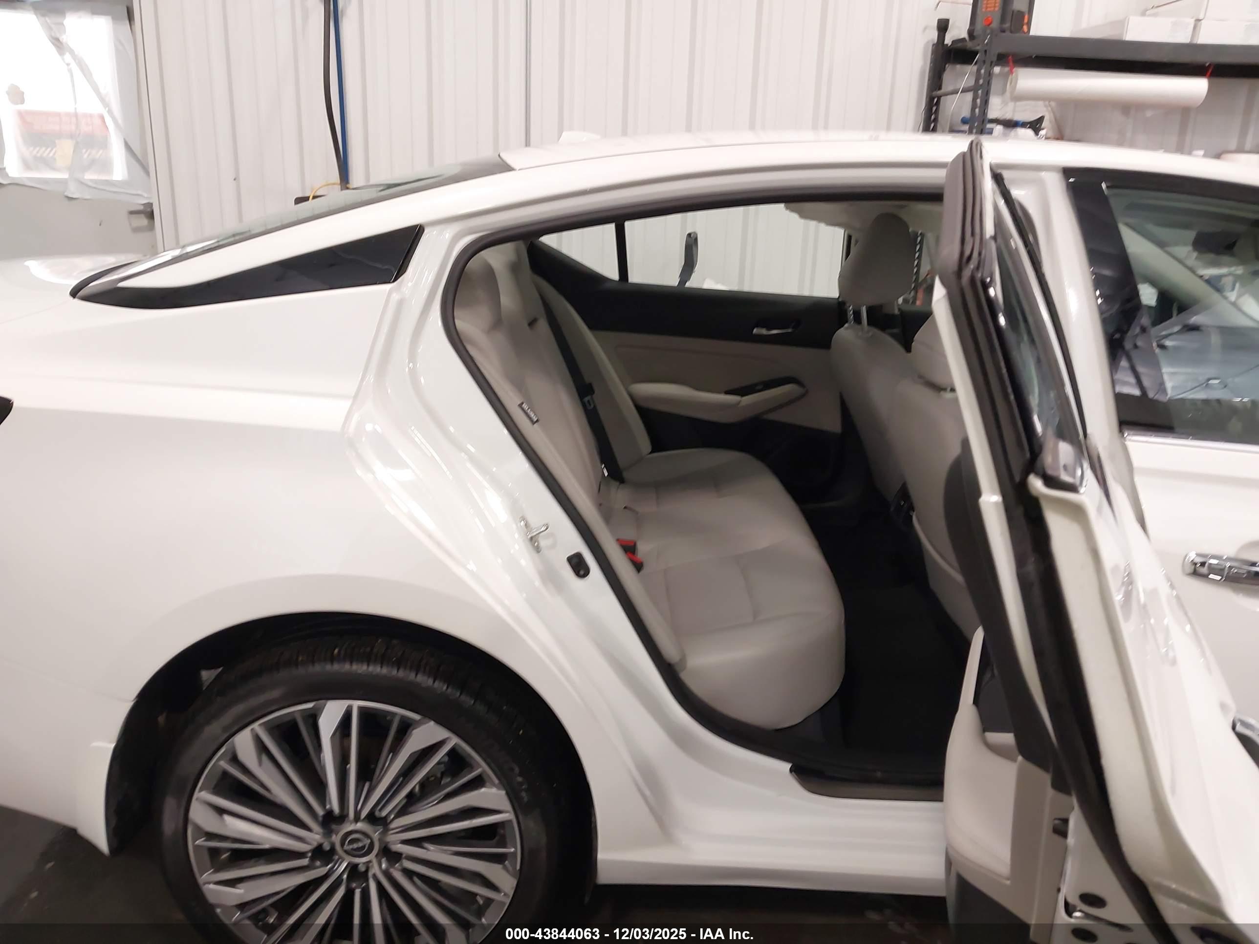 NISSAN ALTIMA image 8