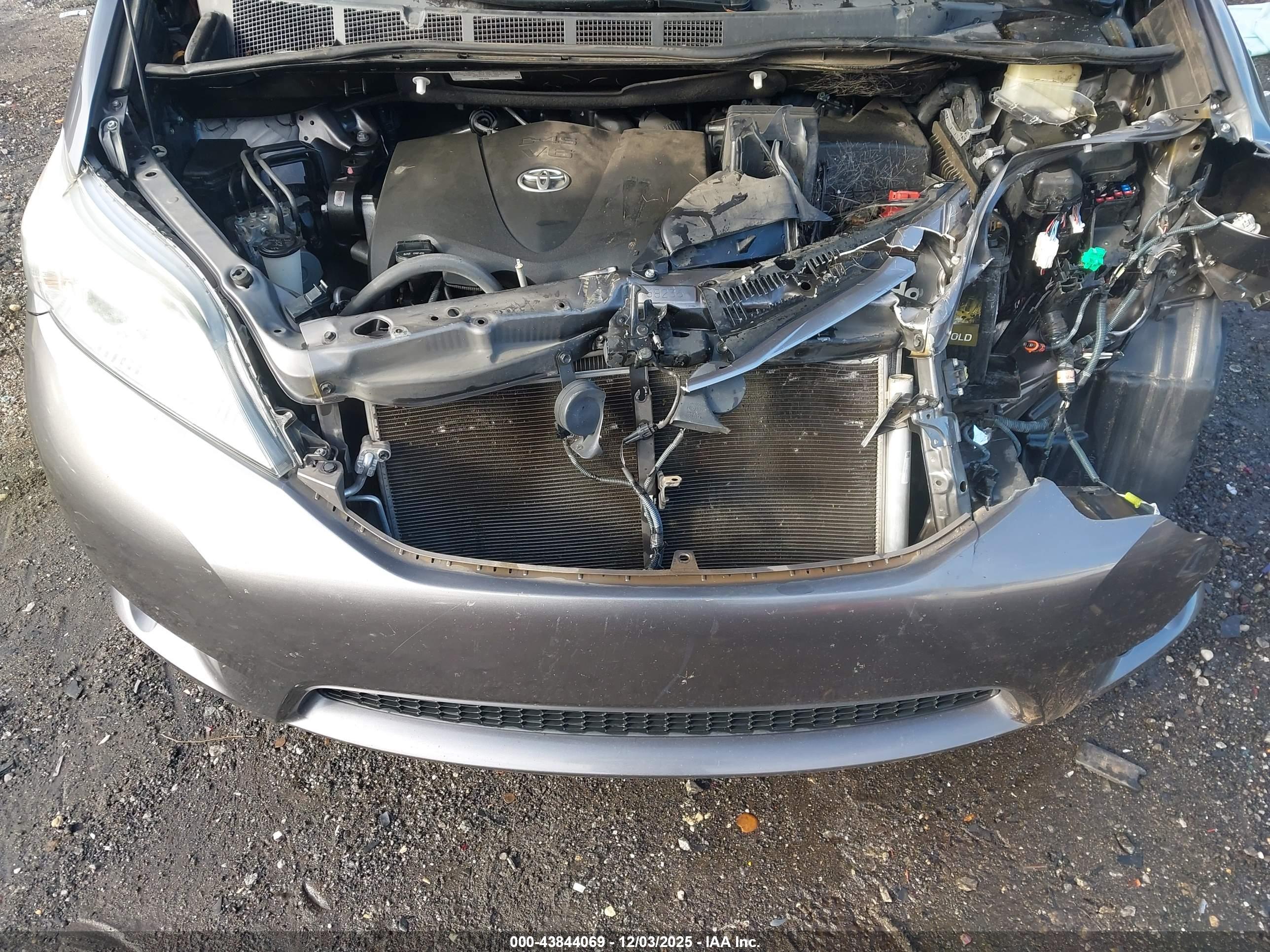 TOYOTA SIENNA image 10