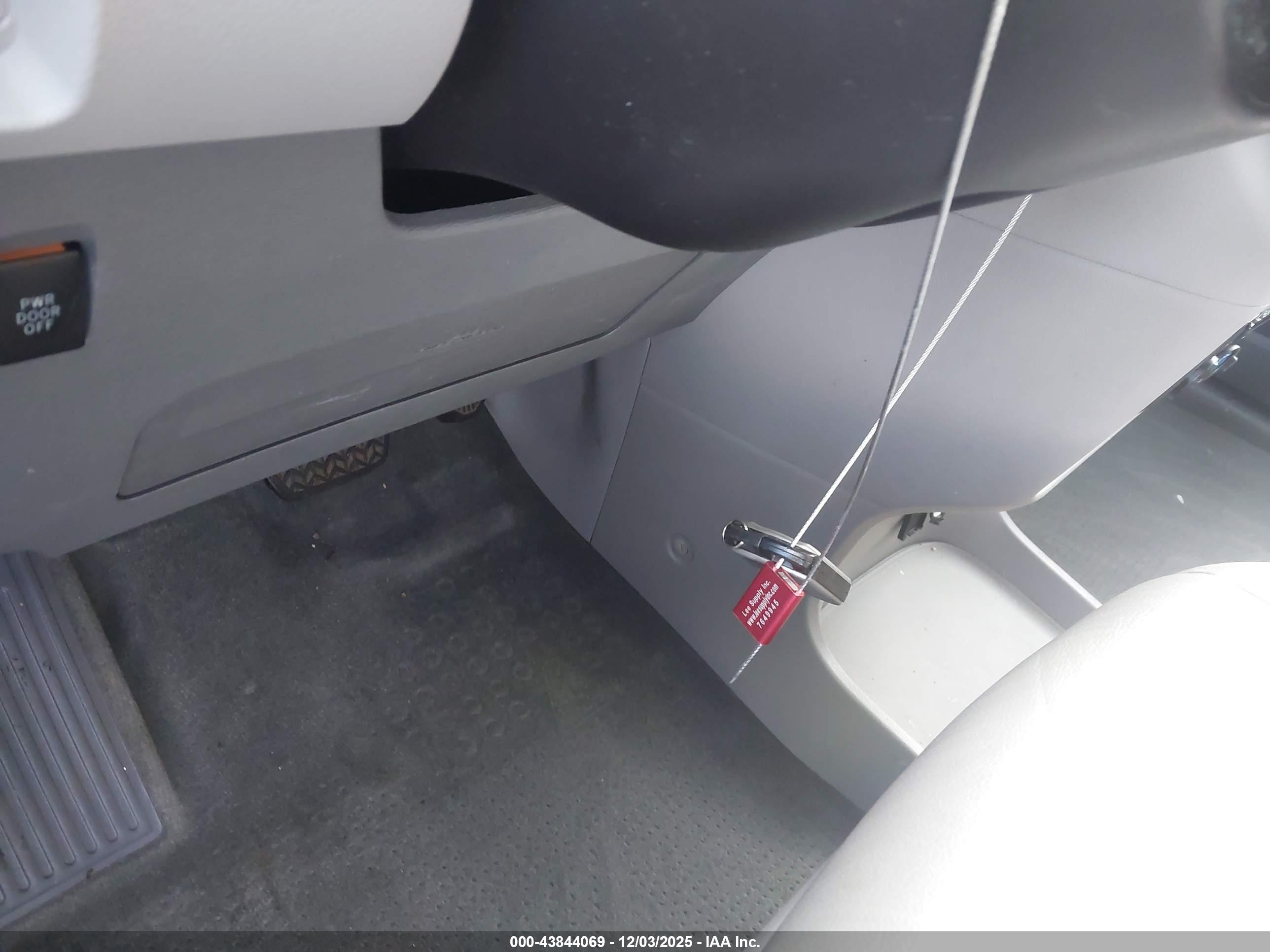 TOYOTA SIENNA image 11
