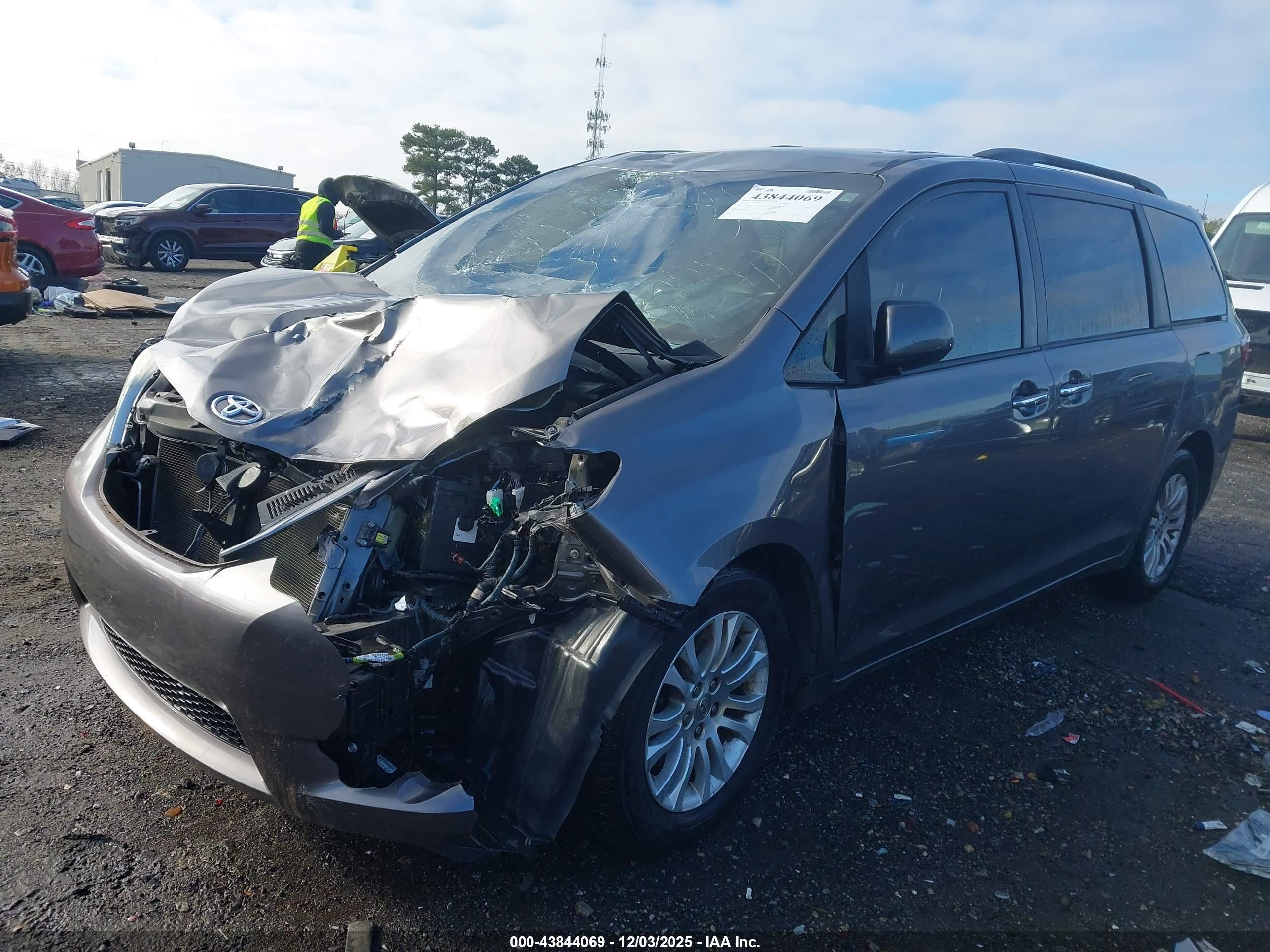 TOYOTA SIENNA image 2