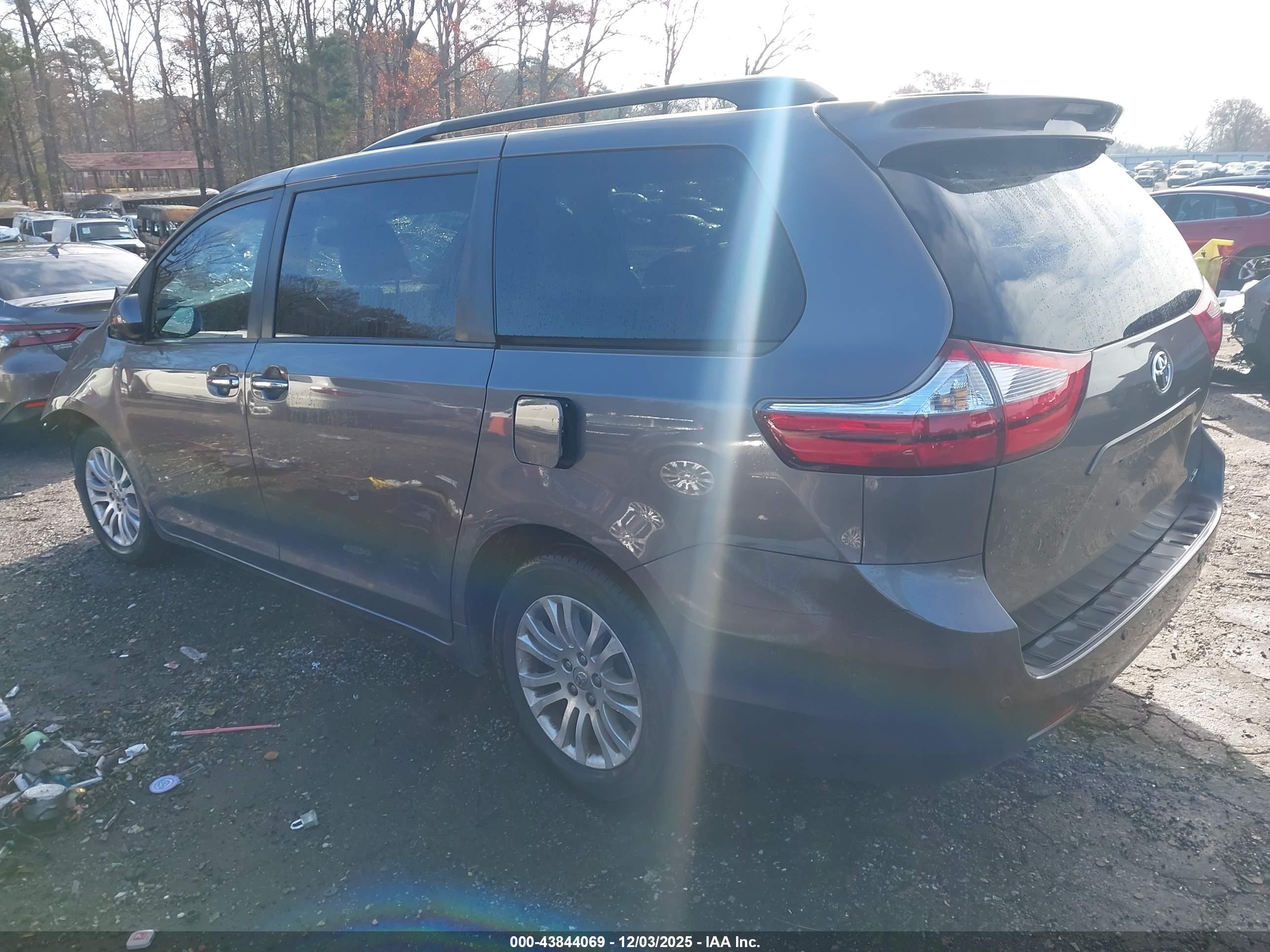 TOYOTA SIENNA image 3