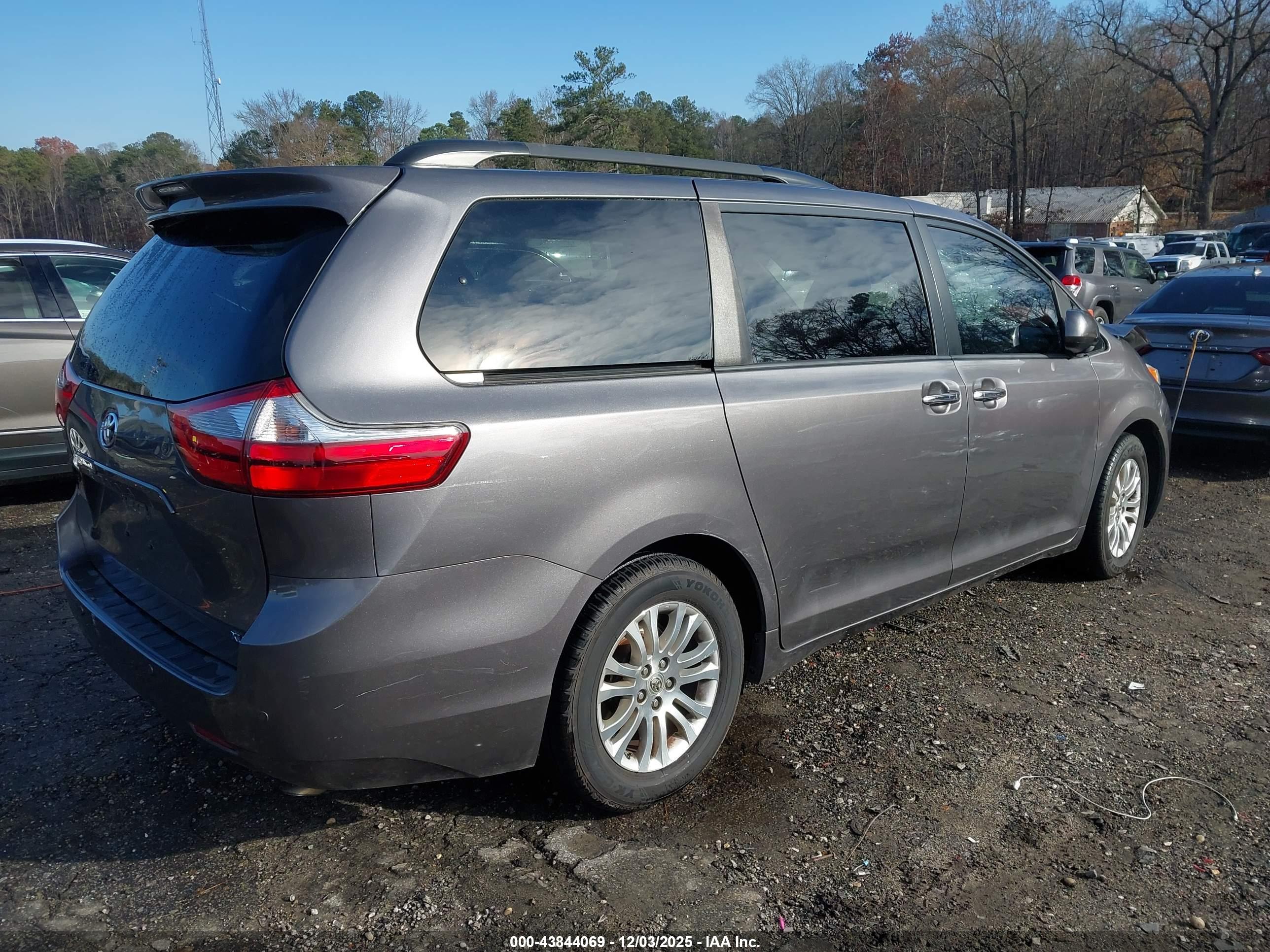TOYOTA SIENNA image 4