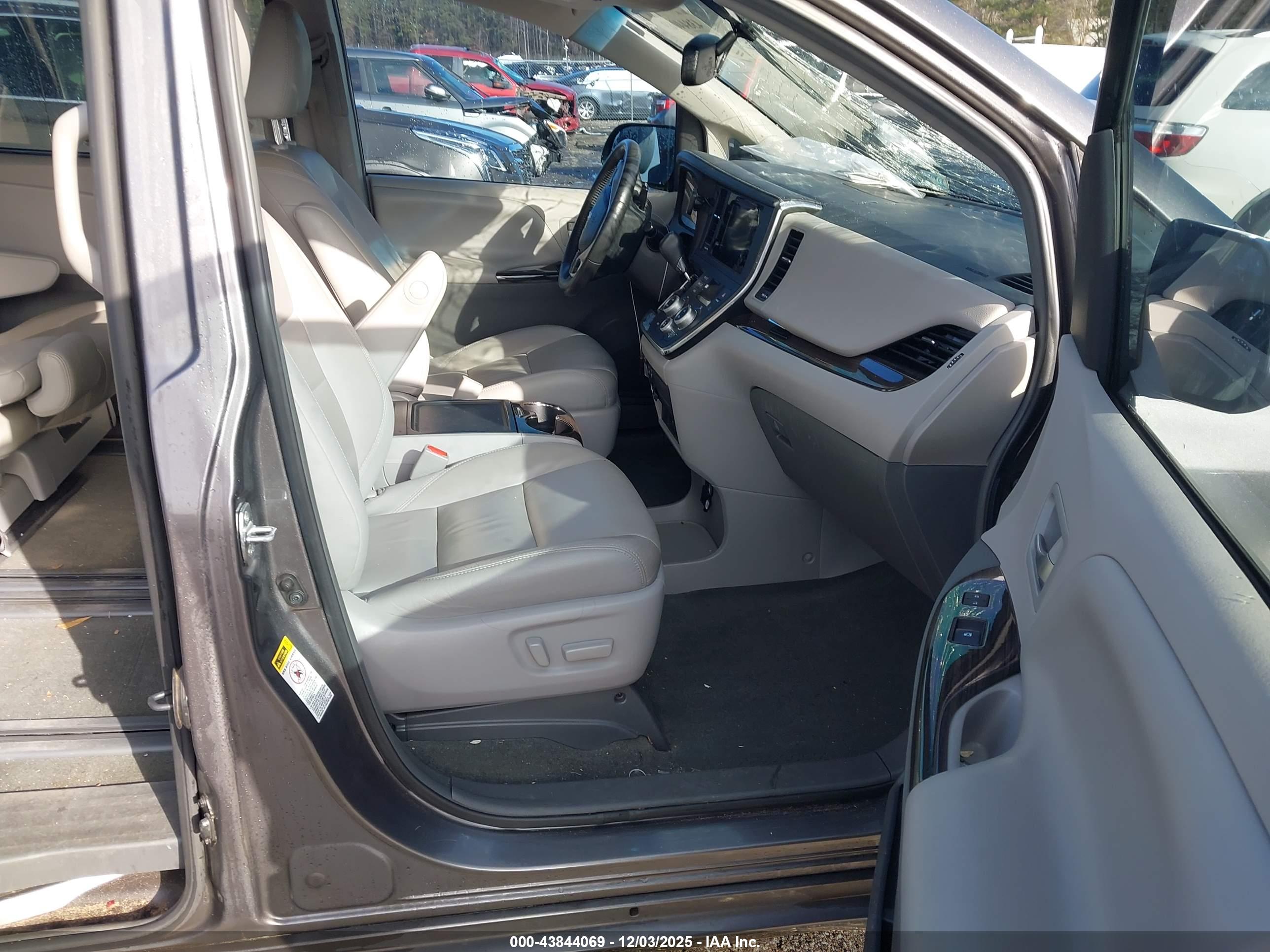 TOYOTA SIENNA image 5