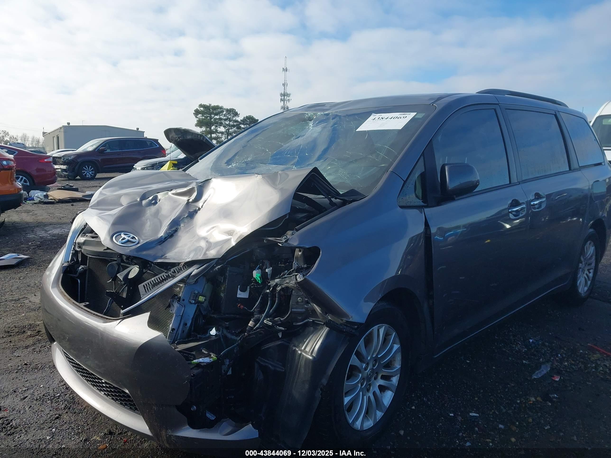 TOYOTA SIENNA image 6
