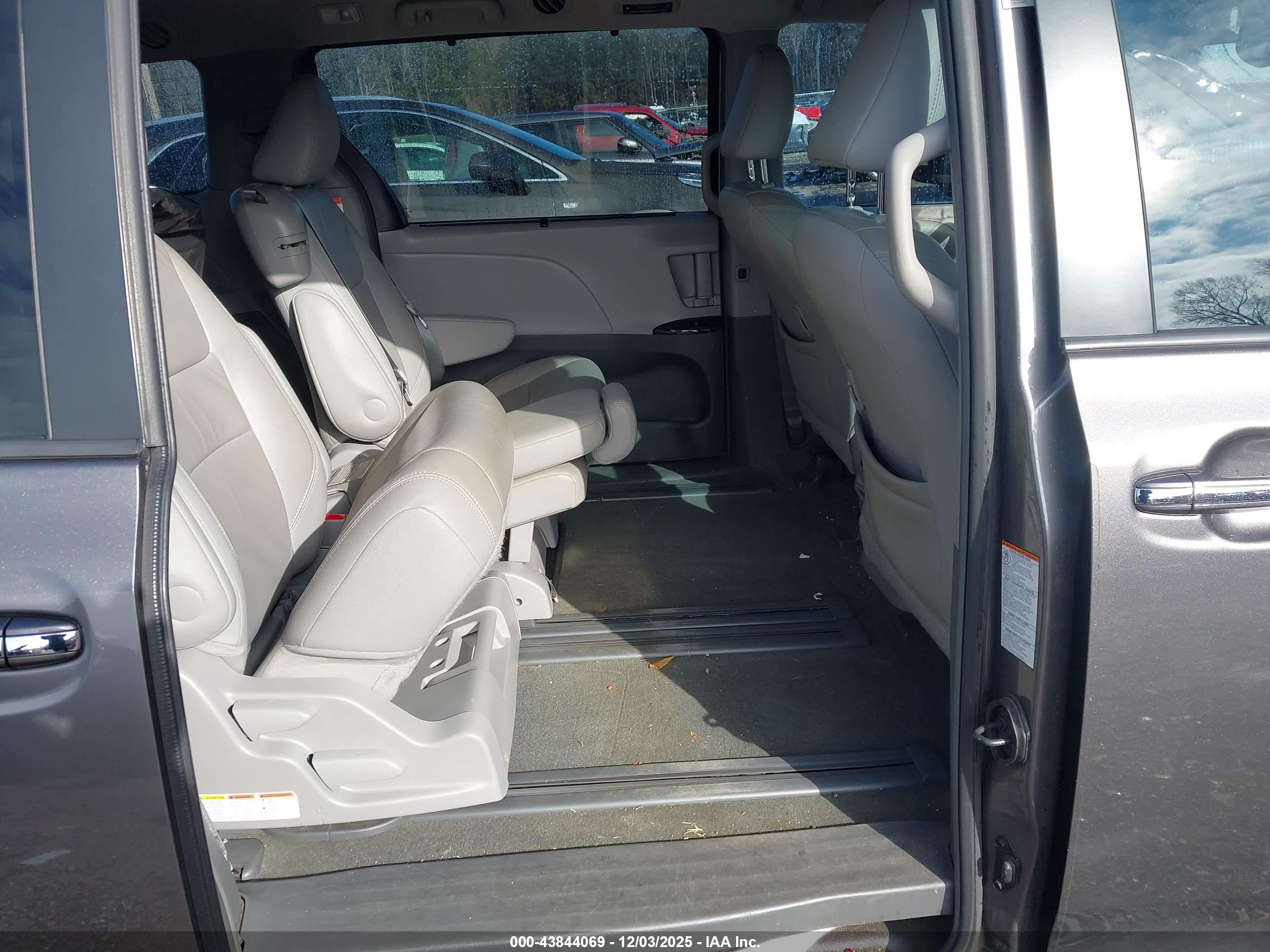 TOYOTA SIENNA image 8