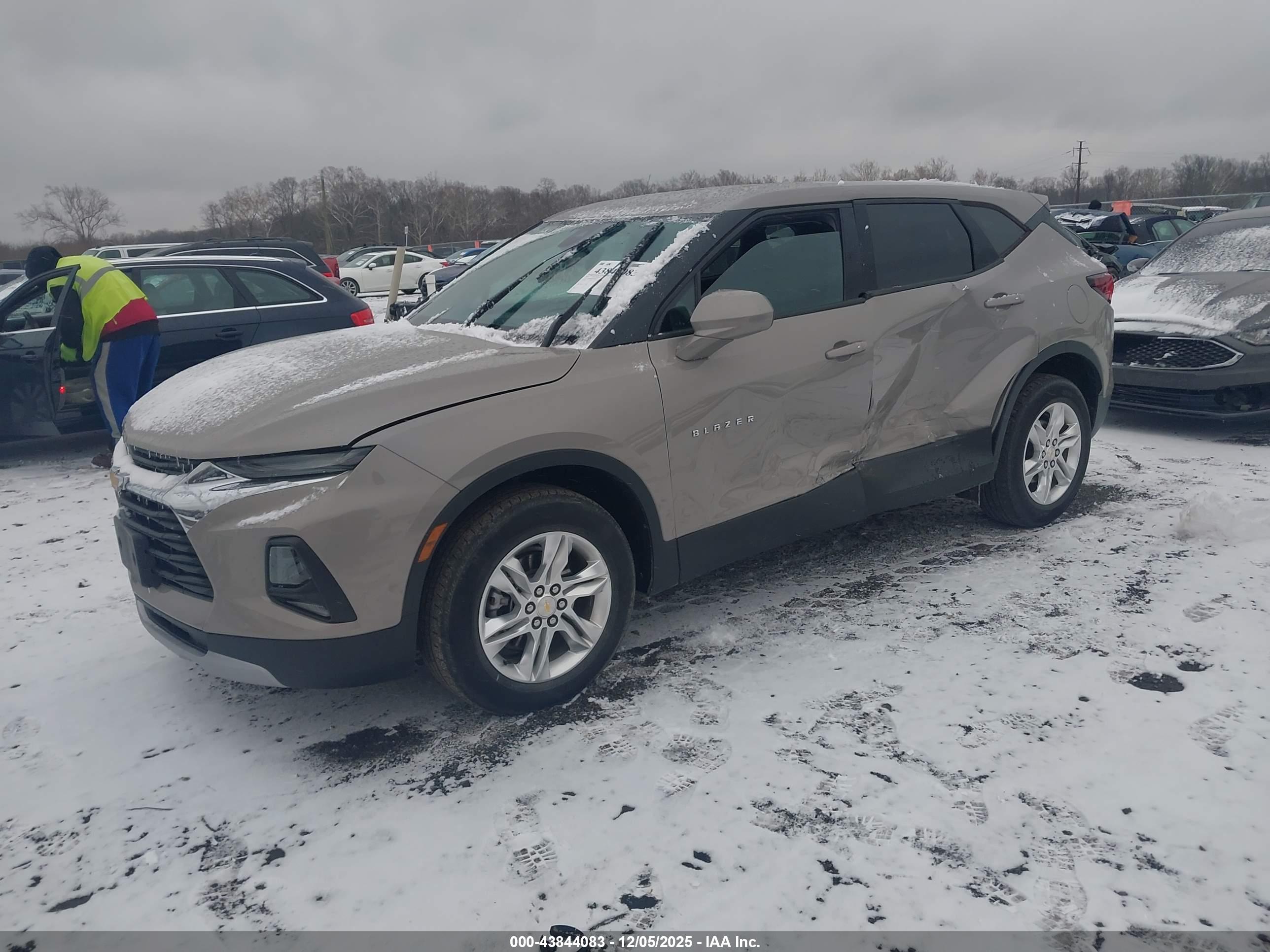 CHEVROLET BLAZER image 2