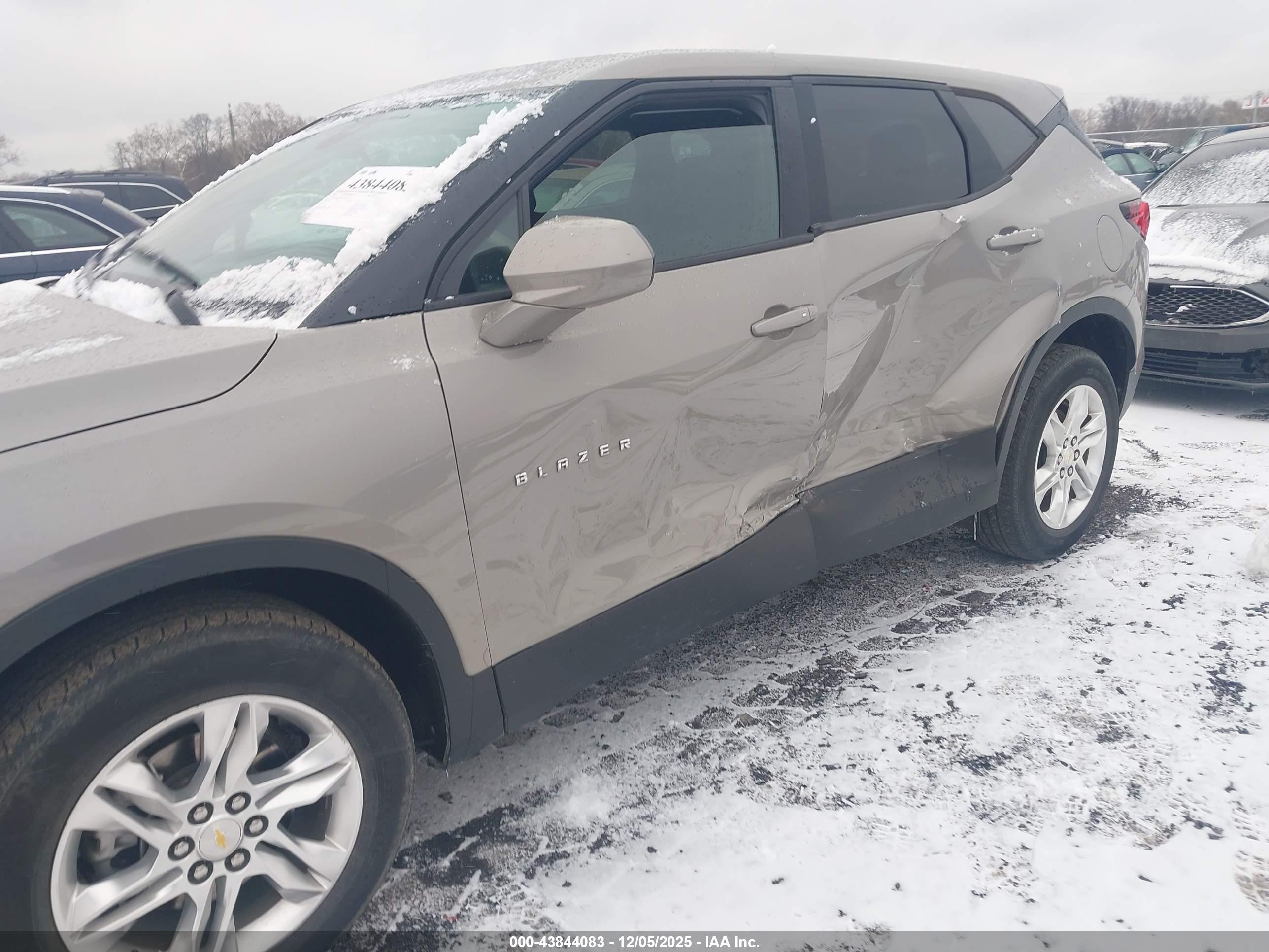 CHEVROLET BLAZER image 6