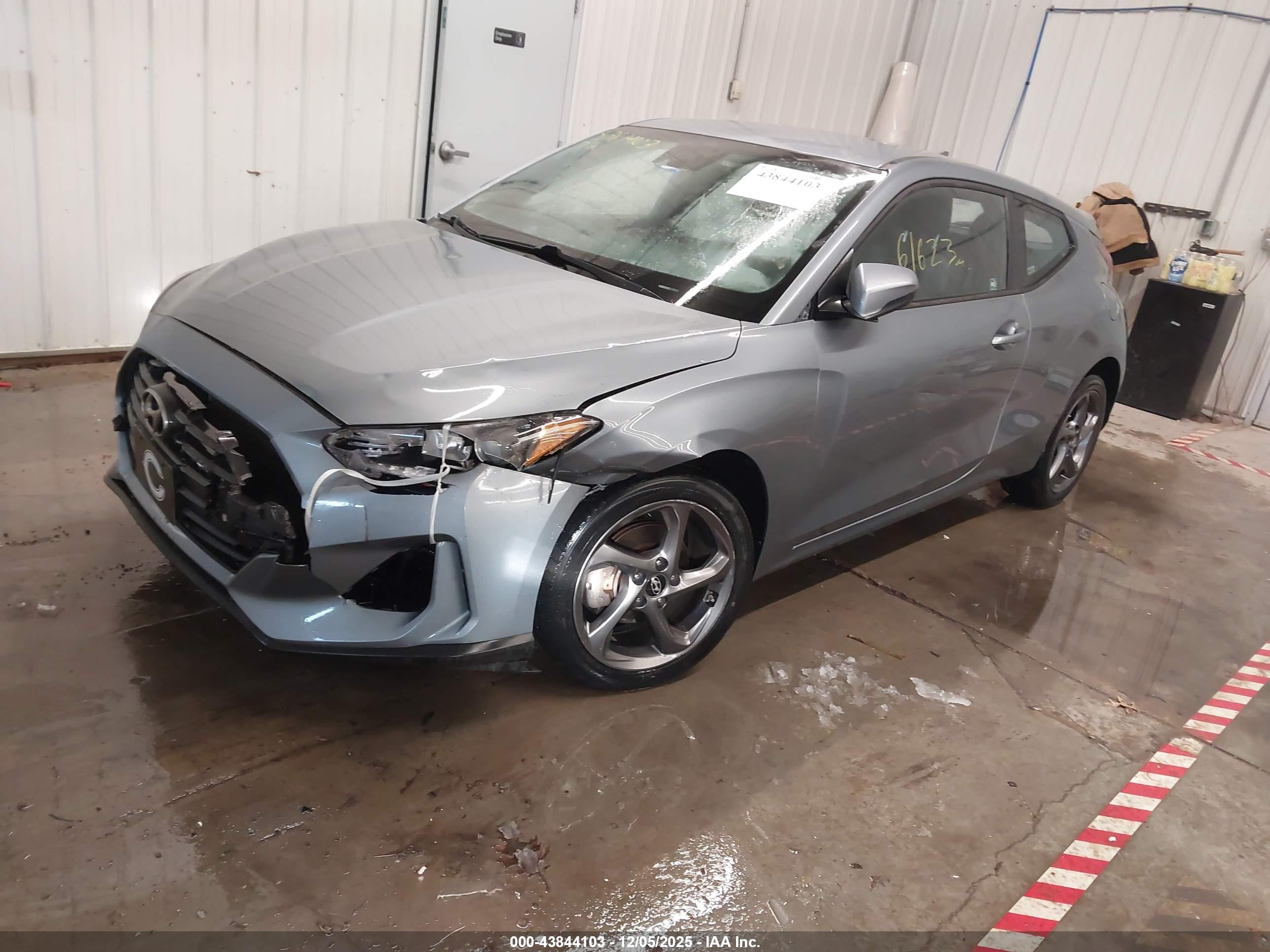 HYUNDAI VELOSTER image 2