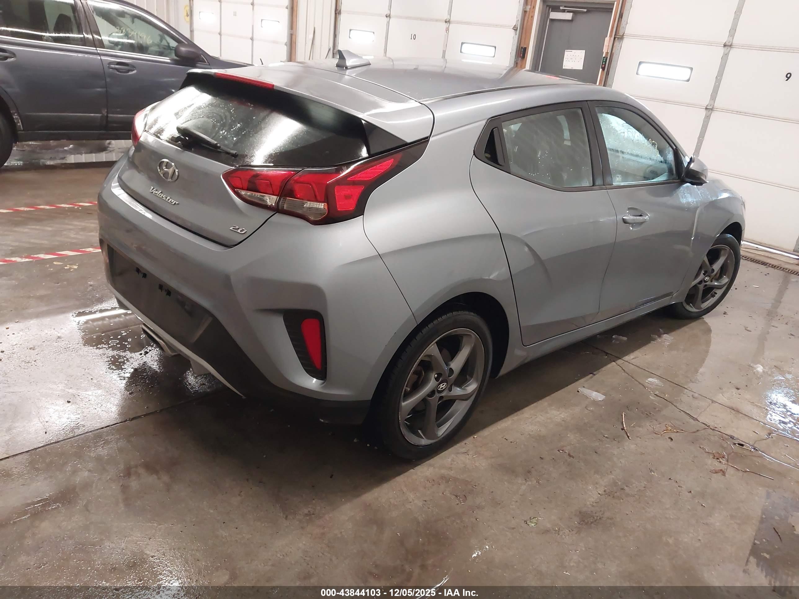 HYUNDAI VELOSTER image 4