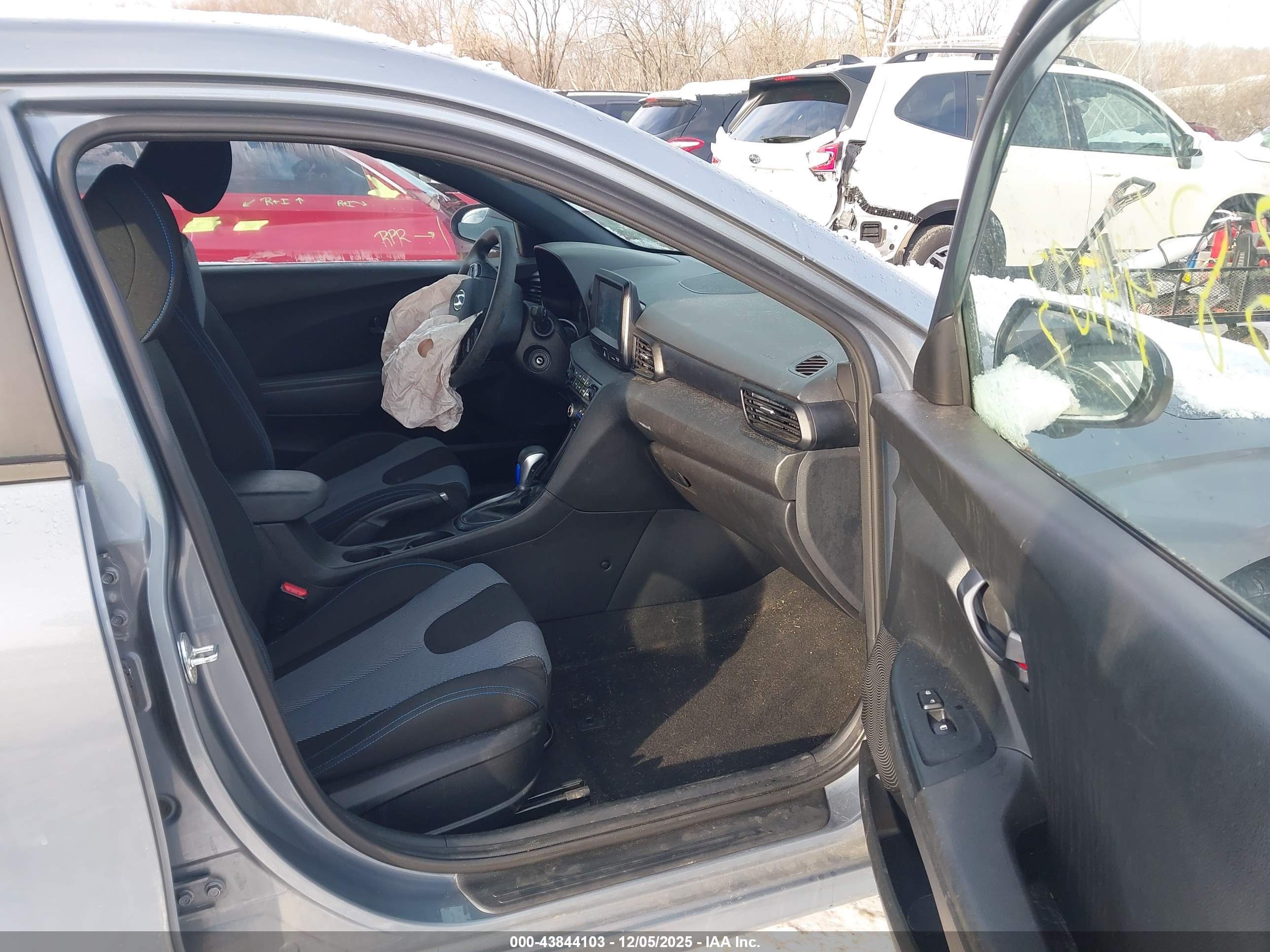 HYUNDAI VELOSTER image 5