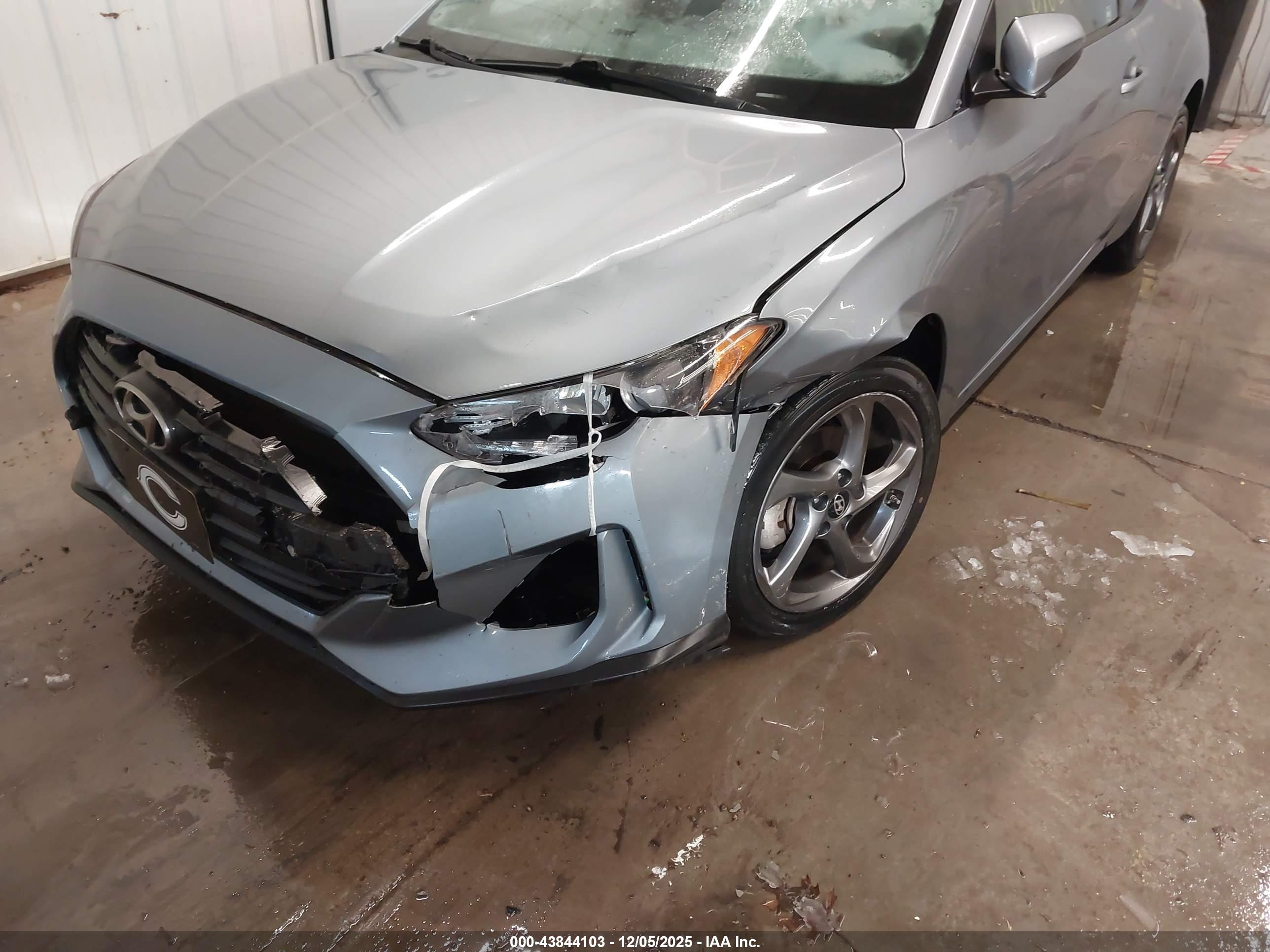 HYUNDAI VELOSTER image 6