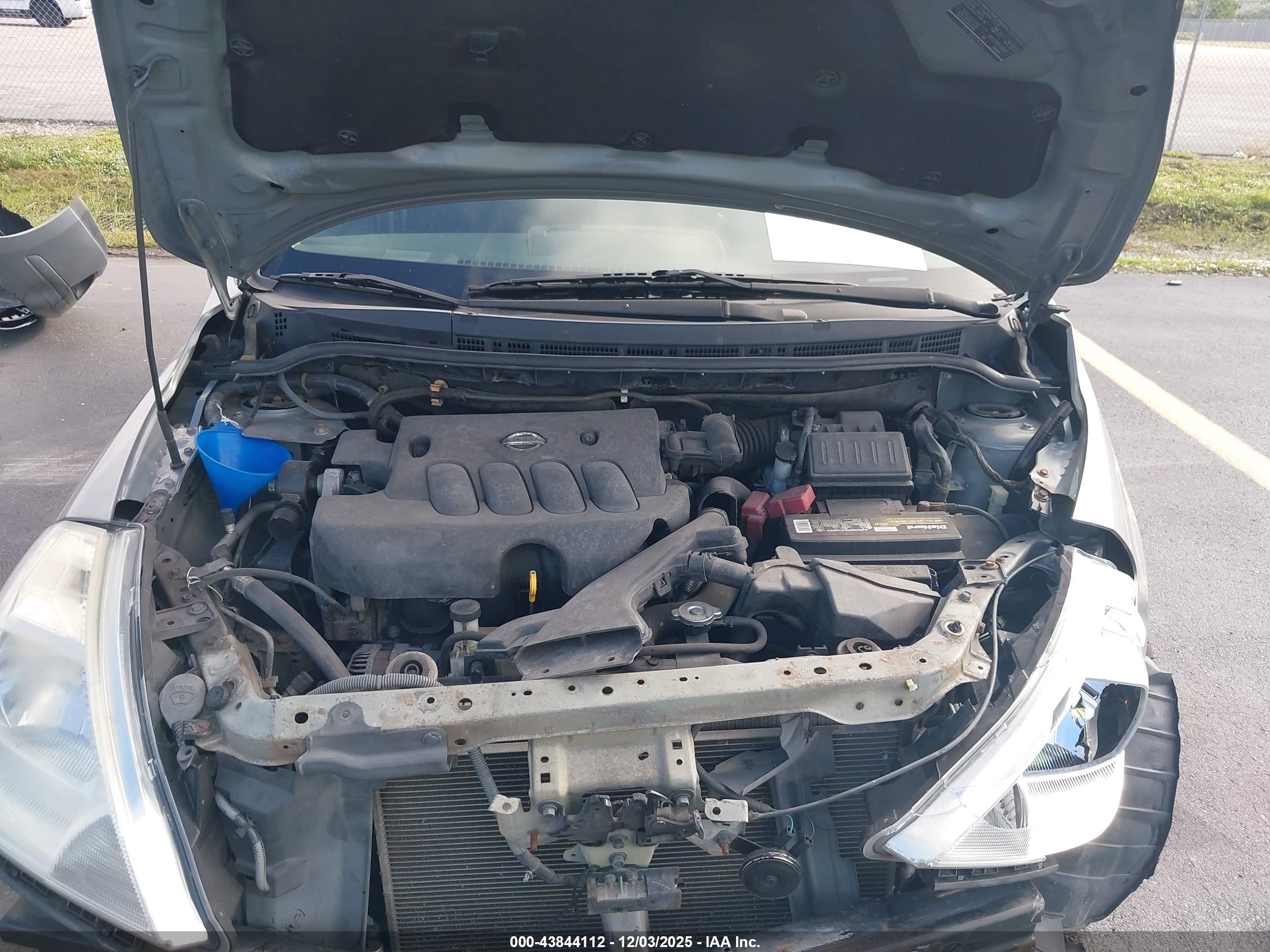 NISSAN VERSA image 10