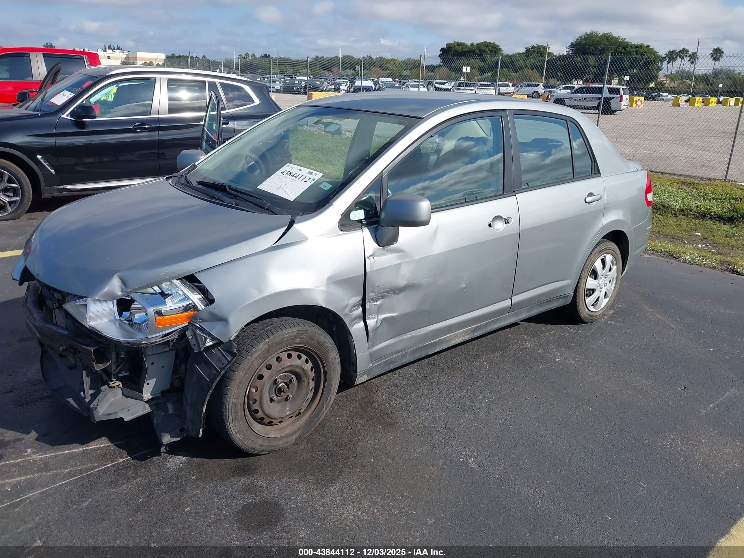 NISSAN VERSA image 2
